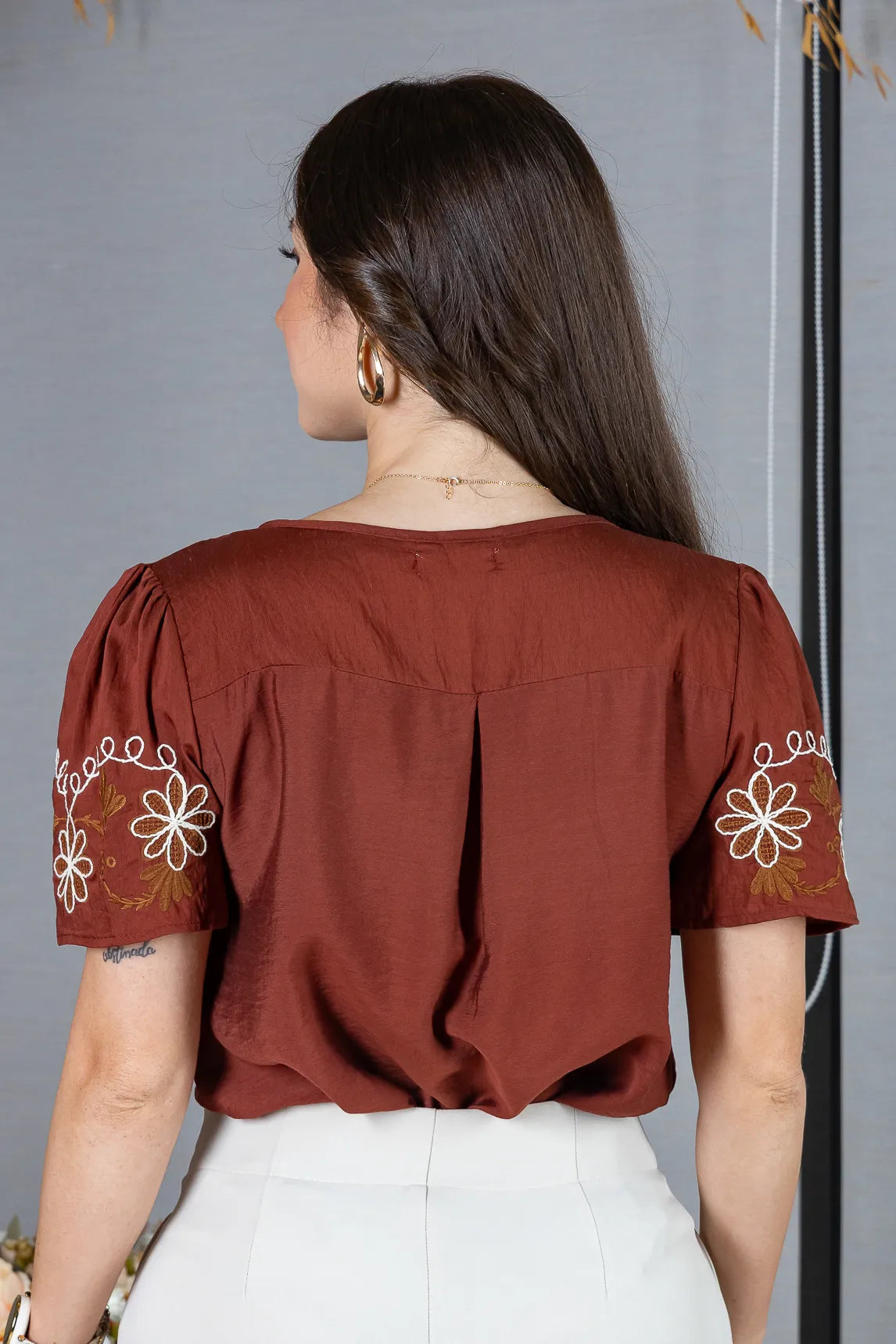 Blusa Manga Curta em Visco Brise Decote em "V" com Bordados Florais Deise Marsala