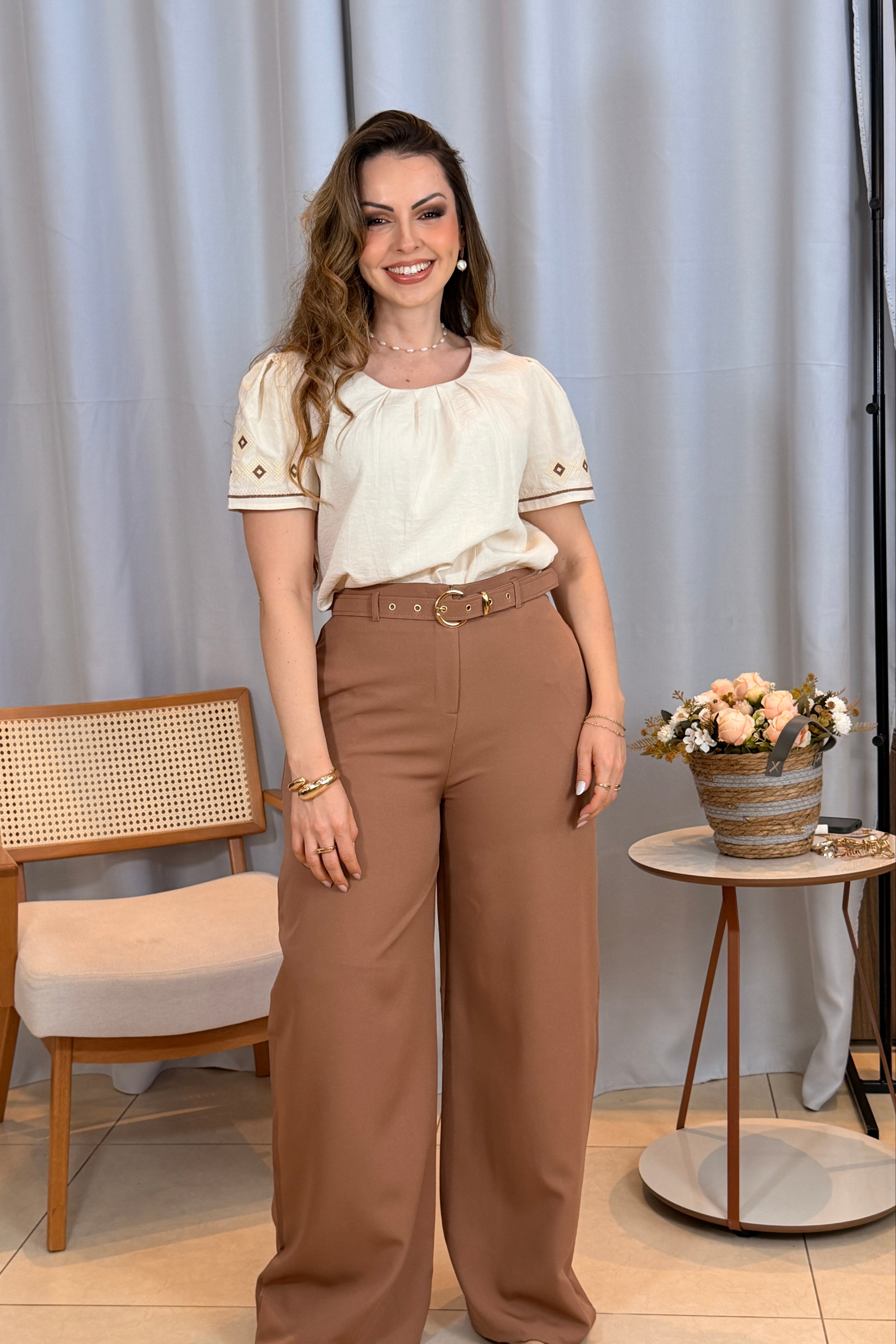 Conjunto: Blusa Manga Curta em Visco Soft com Bordado Geométrico e Colo em Pregas Cássia Creme + Calça Pantalona em Alfaiataria com Cinto Encapado Cinthia Marrom Claro