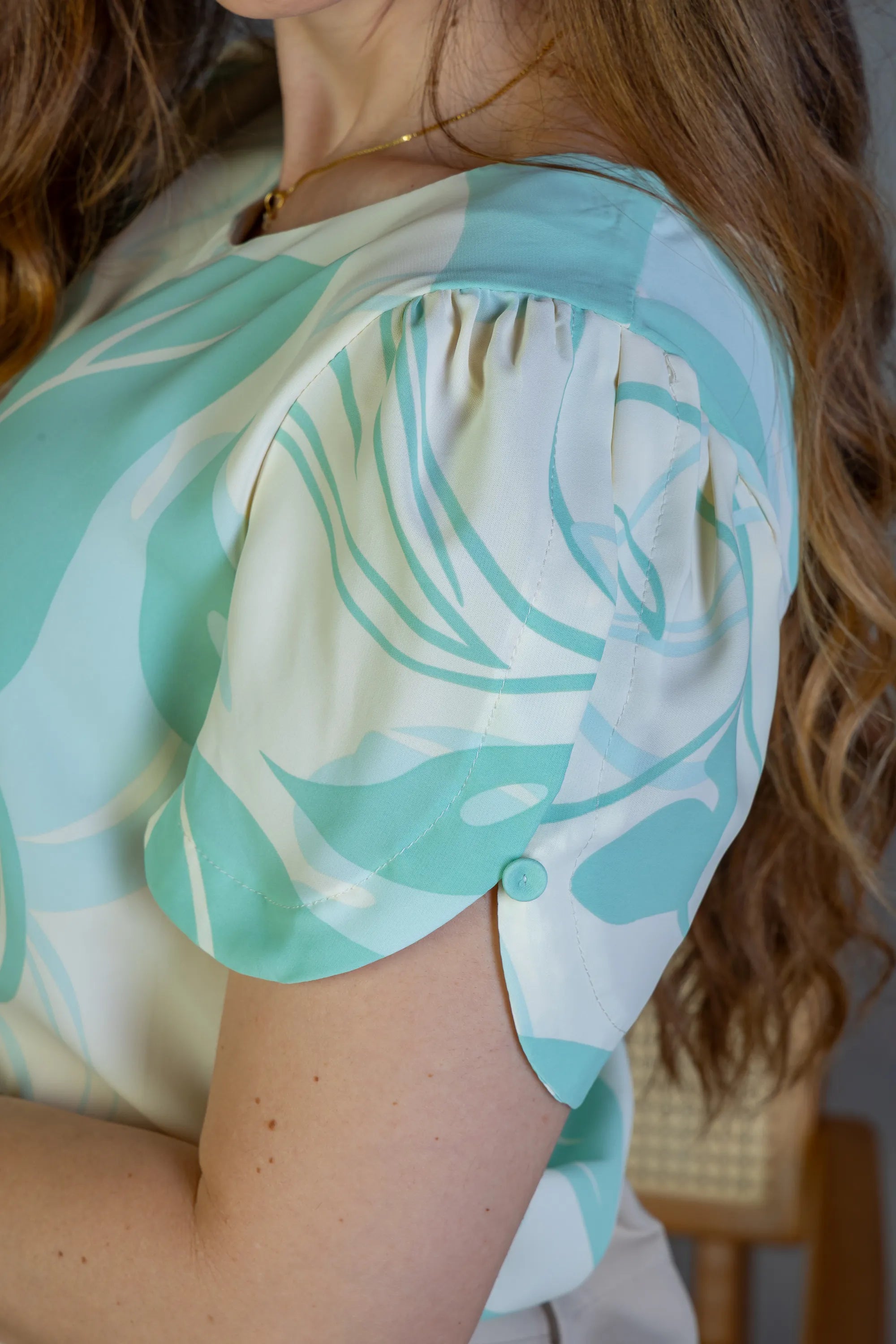 Blusa Manga Detalhe Botão Crepe Classic Suelen Estampada Verde