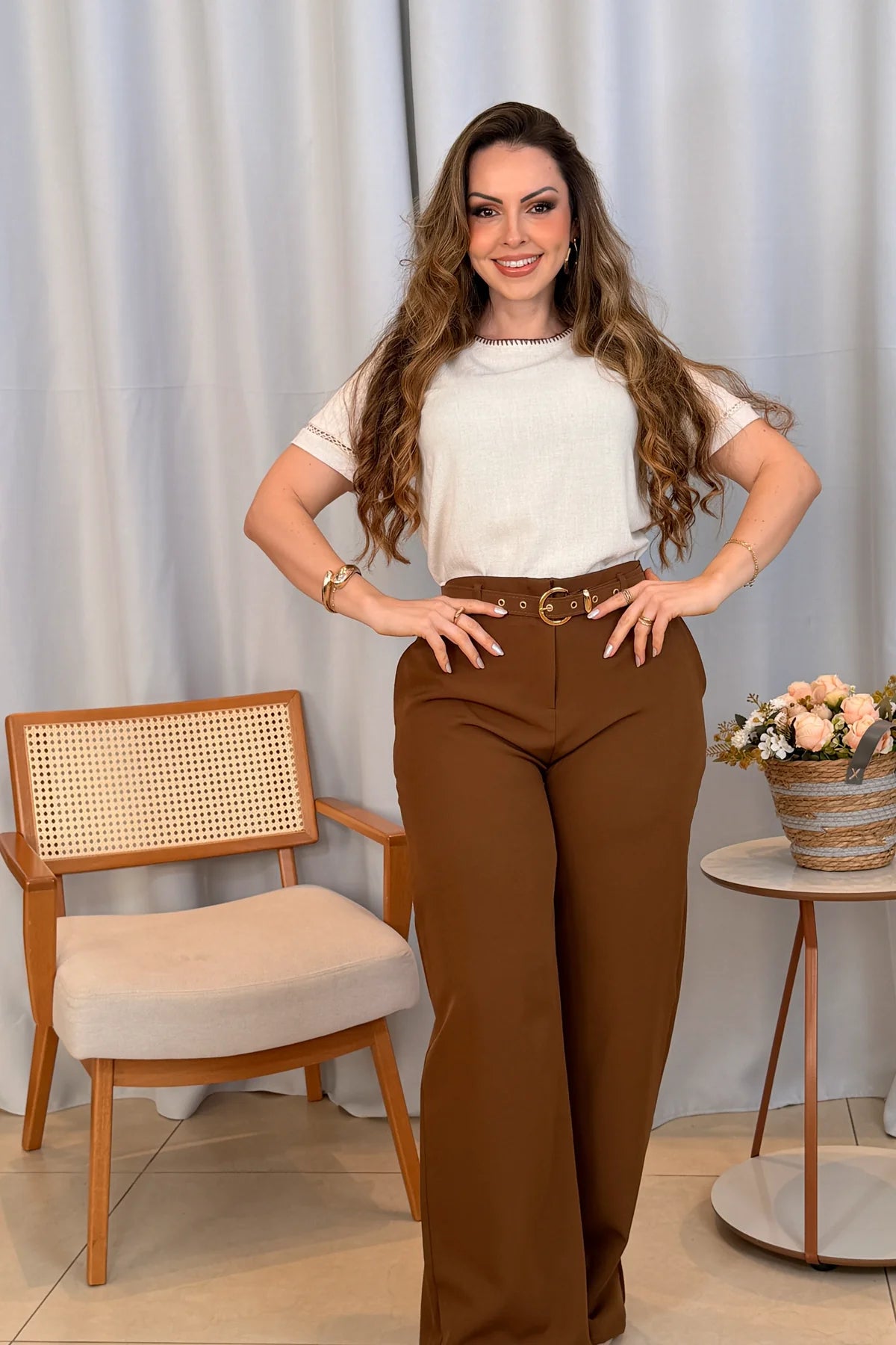 Conjunto: Blusa Manga Curta em Visco-Linho com Entremeio Bordado Viviane Creme + Calça Pantalona em Alfaiataria com Cinto Encapado Cinthia Marrom Escuro
