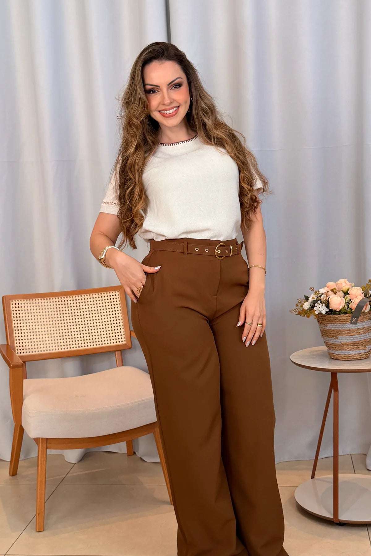 Conjunto: Blusa Manga Curta em Visco-Linho com Entremeio Bordado Viviane Creme + Calça Pantalona em Alfaiataria com Cinto Encapado Cinthia Marrom Escuro
