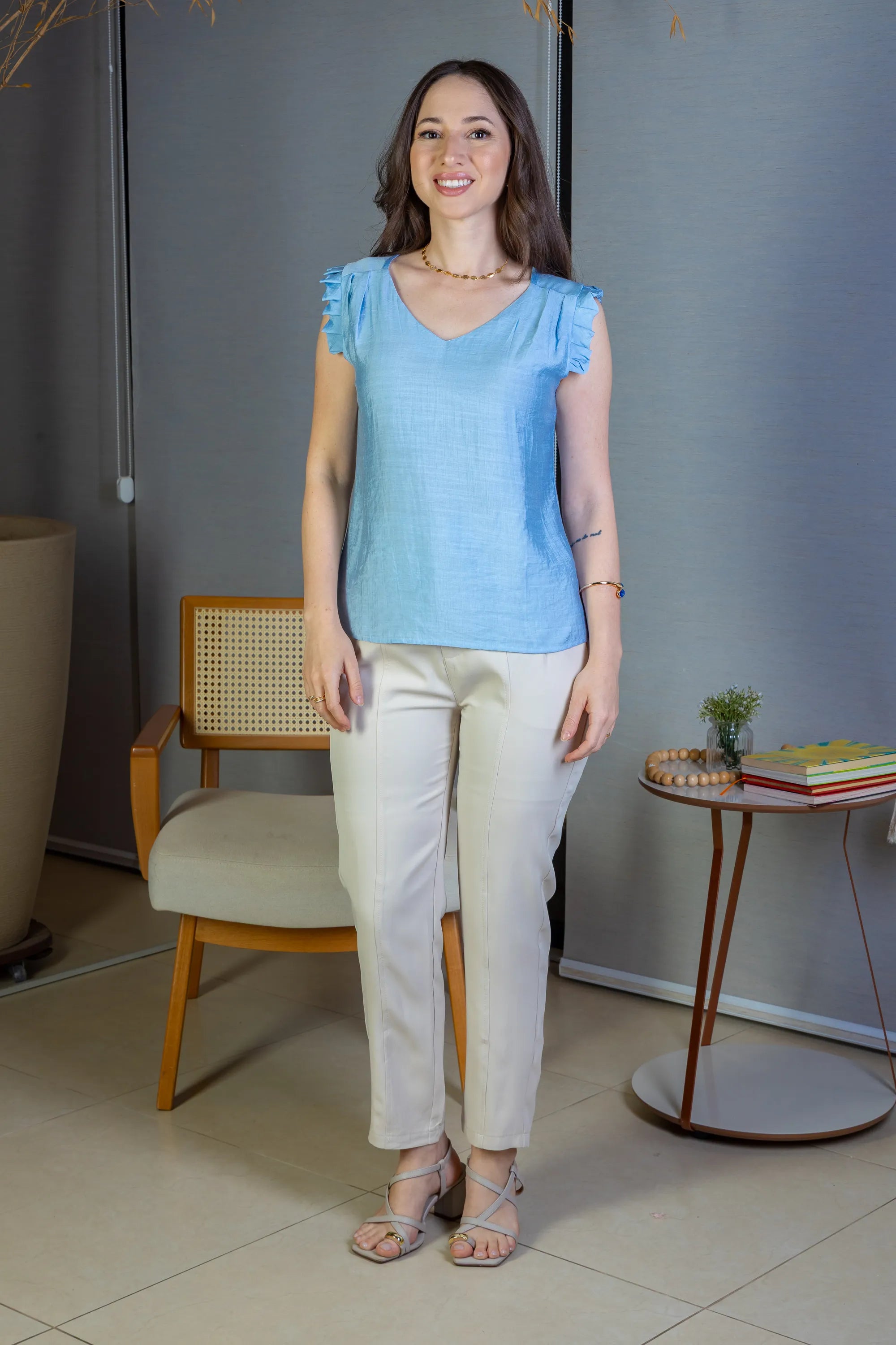 Blusa Regata Babados Decote "V" Em Viscolisse Joice Azul