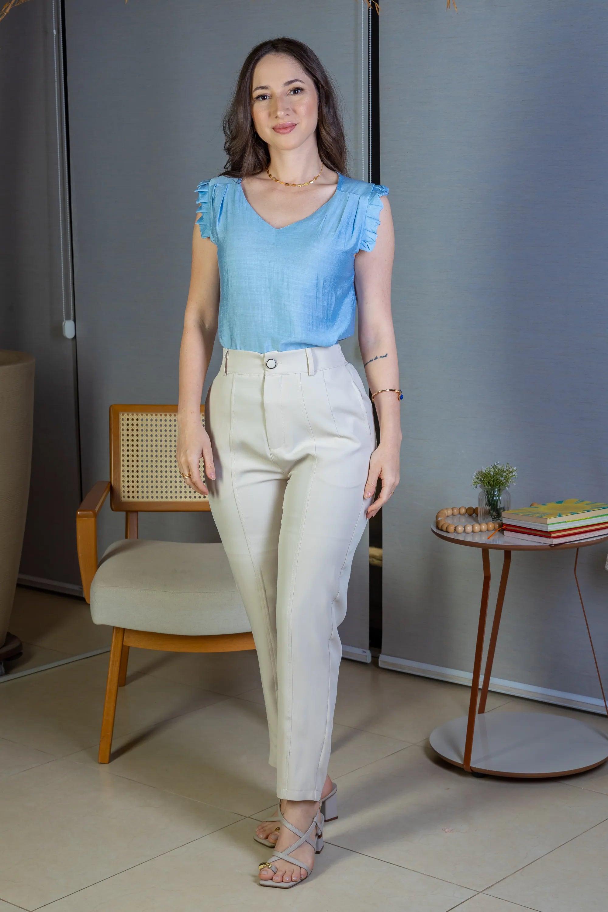 Blusa Regata Babados Decote "V" Em Viscolisse Joice Azul
