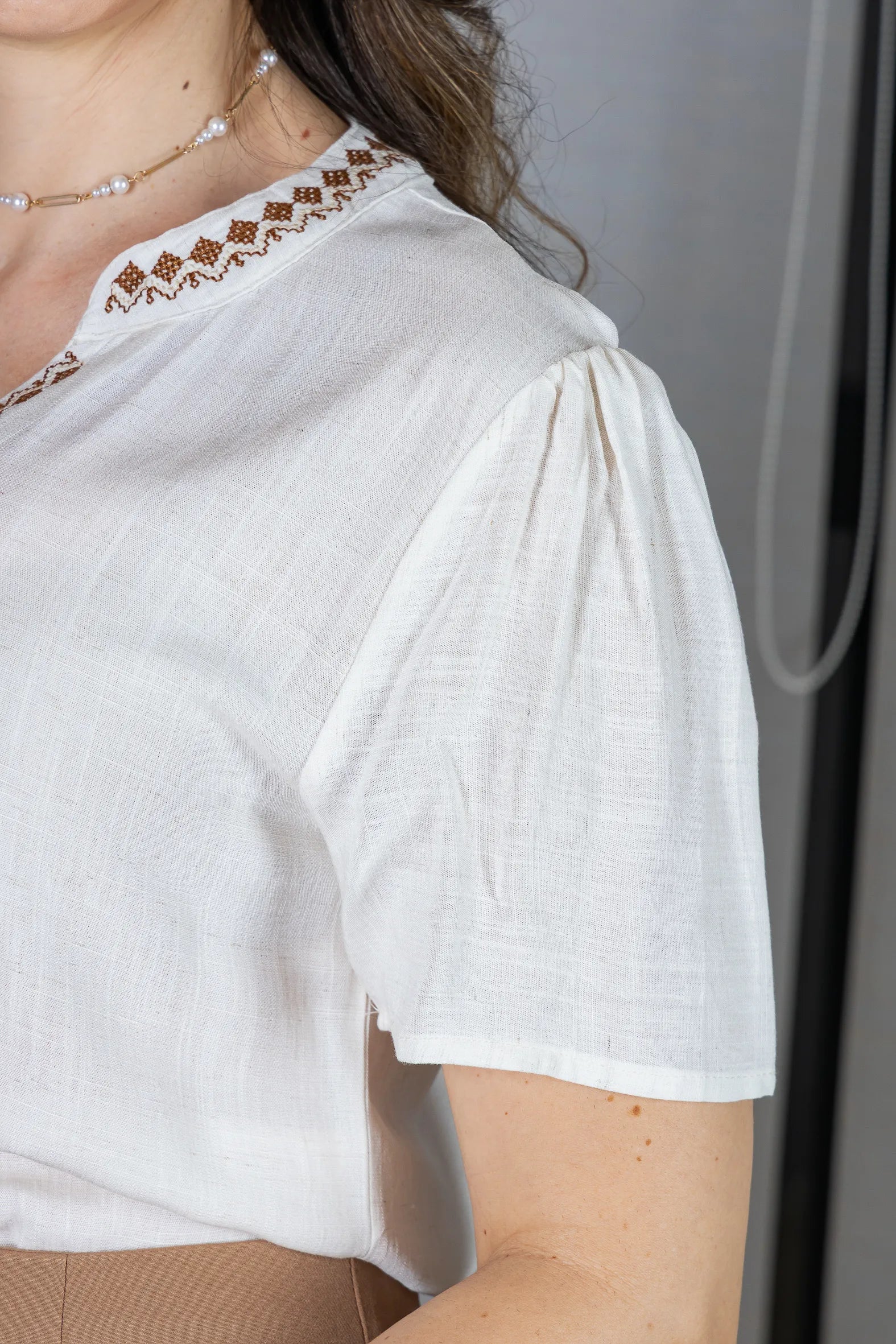 Blusa Manga Curta Detalhe Decote "V" Bordada Algodão Linho Antonella Off White
