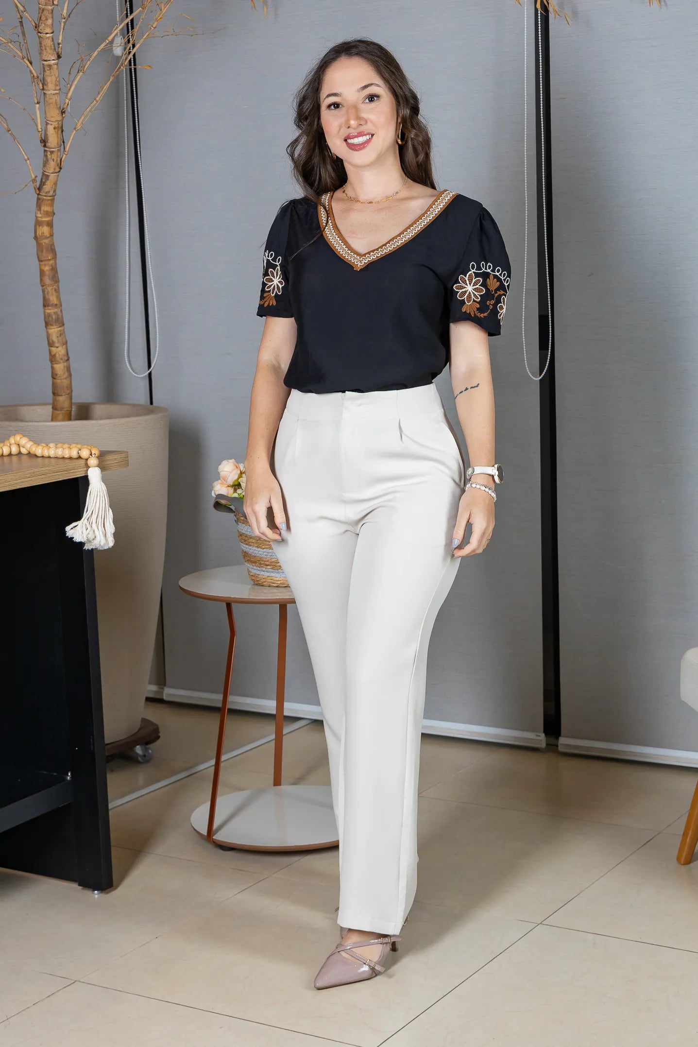 Blusa Manga Curta em Visco Brise Decote em "V" com Bordados Florais Deise Preta