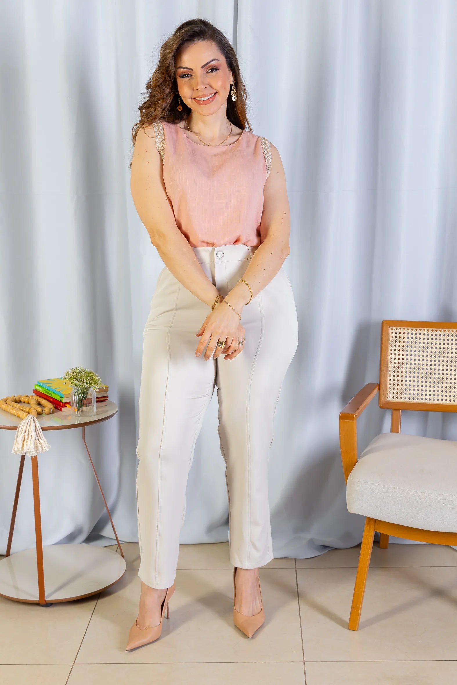 Conjunto: Blusa Regata Detalhe Bordado Visco-linho Ana Maria Braga Rosa + Calça Corte Reto Detalhe Friso Crepe Milano Eliana Bezerra Creme