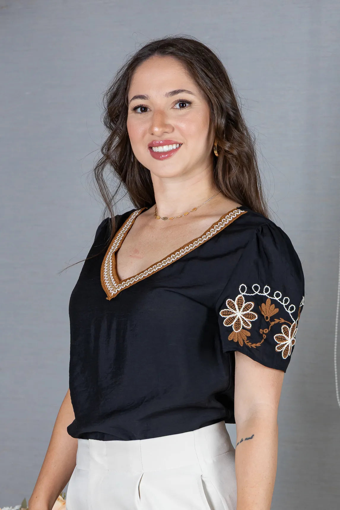 Blusa Manga Curta em Visco Brise Decote em "V" com Bordados Florais Deise Preta