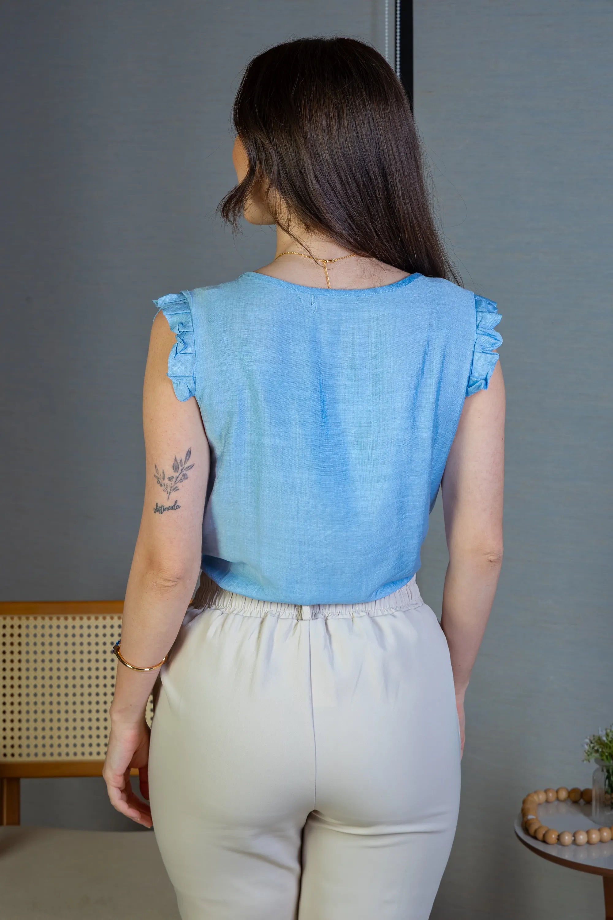 Blusa Regata Babados Decote "V" Em Viscolisse Joice Azul