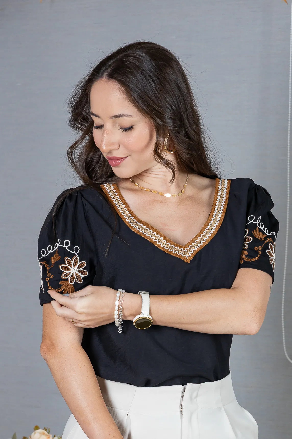 Blusa Manga Curta em Visco Brise Decote em "V" com Bordados Florais Deise Preta
