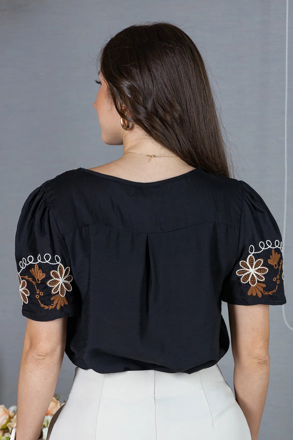 Blusa Manga Curta em Visco Brise Decote em "V" com Bordados Florais Deise Preta