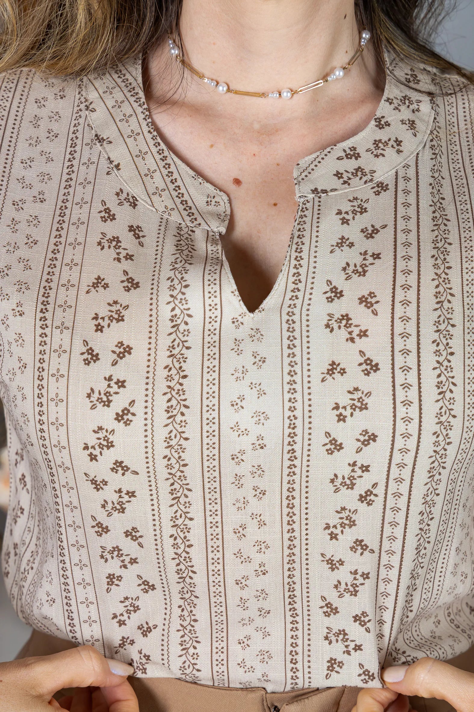 Blusa Manga Curta Decote em "V" em Visco-Linho Estampada Elisabeth Marrom