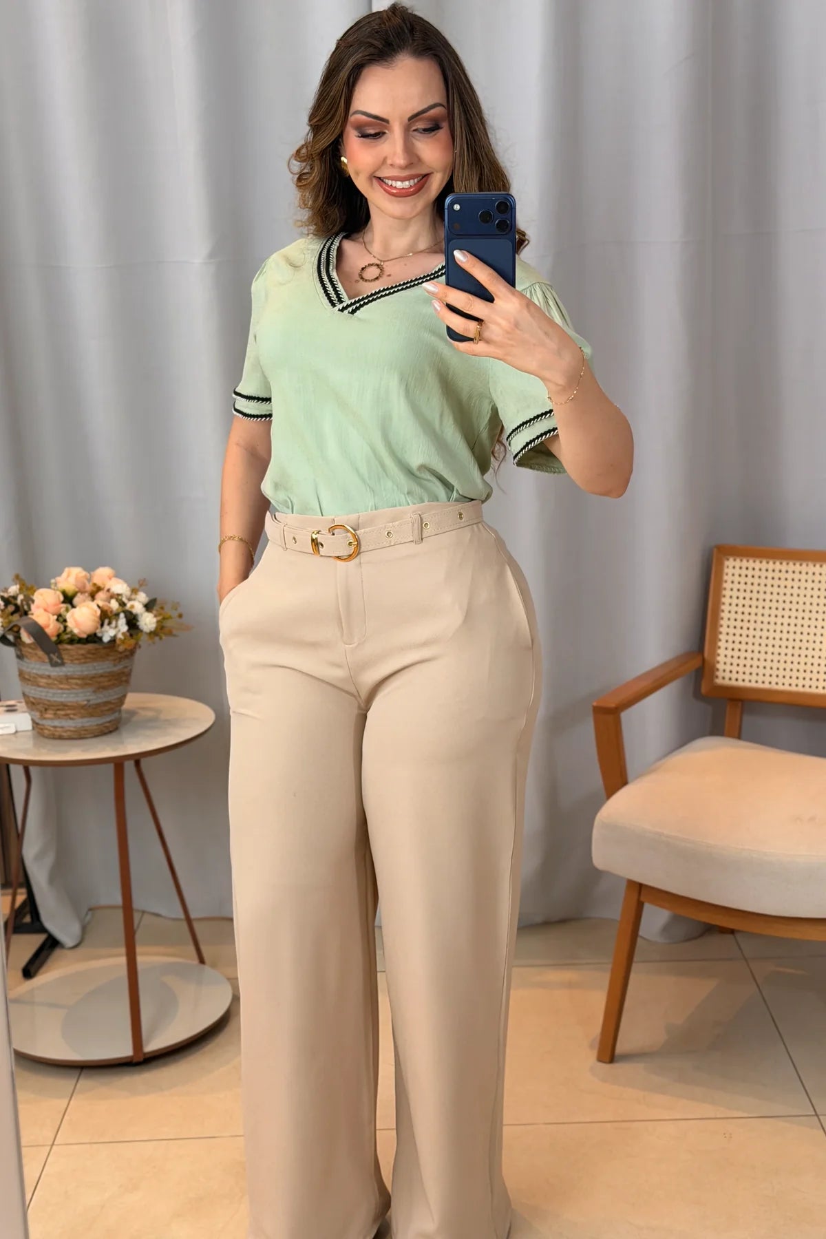 Conjunto: Blusa Manga Curta Decote em "V" em Visco Linen com Bordado Contrastante Helen Verde + Calça Pantalona em Alfaiataria com Cinto Encapado Cinthia Creme