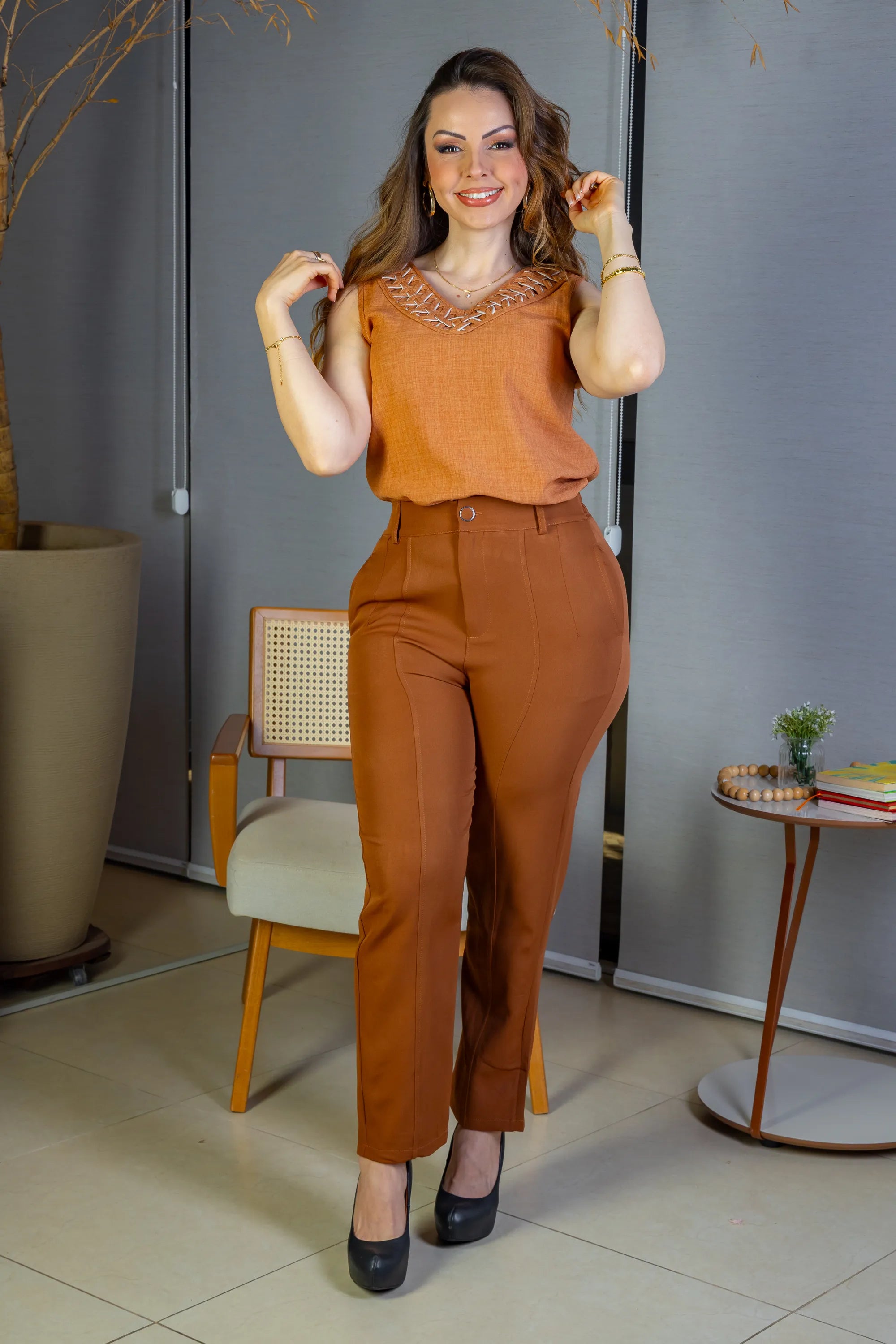 Blusa Regata Decote "V" Detalhe Trançado Em Visco Soft Liliane Marrom