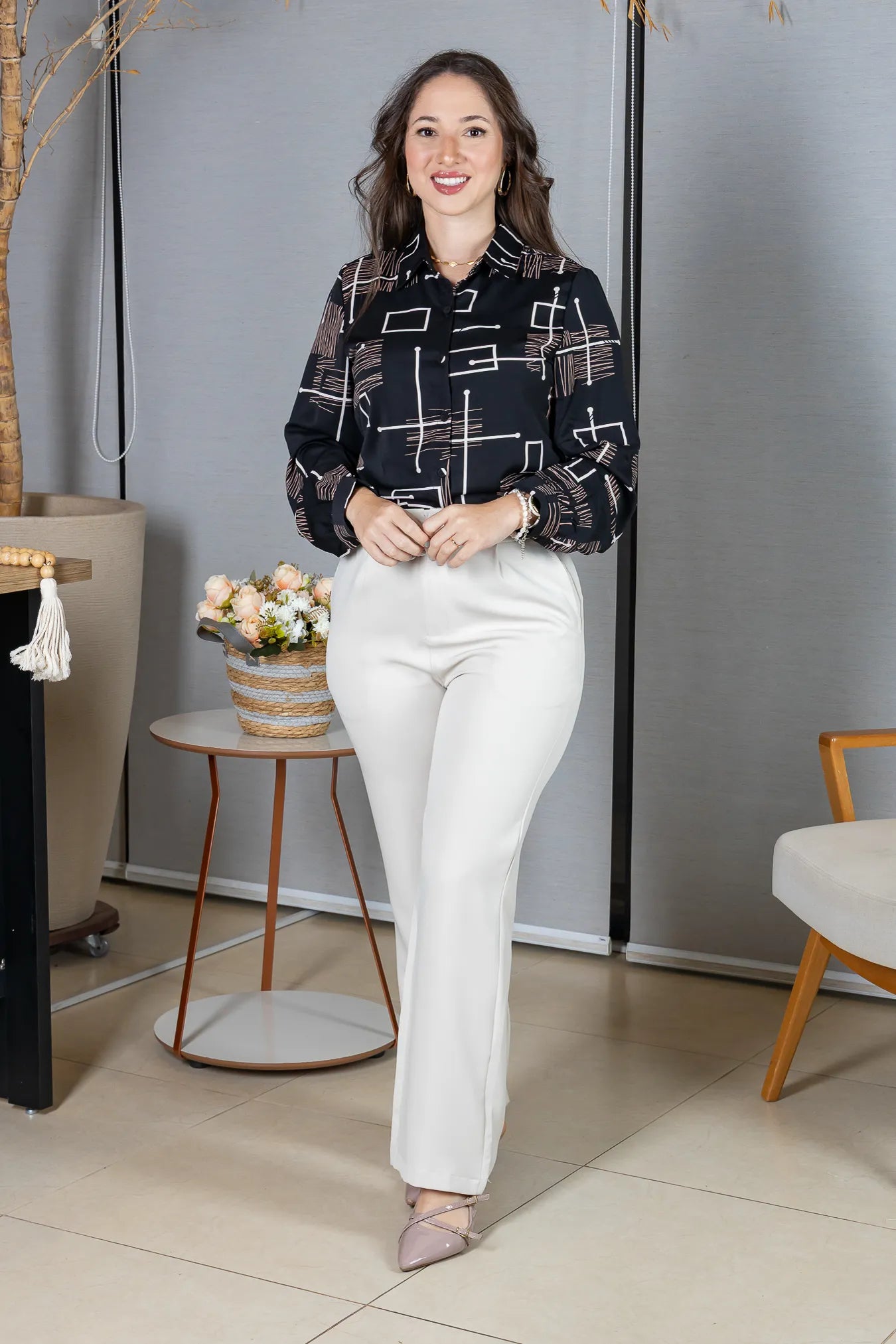 Camisa Manga Longa Crepe Classic Fecho em Botões Estampa Geométrica Sara Preta