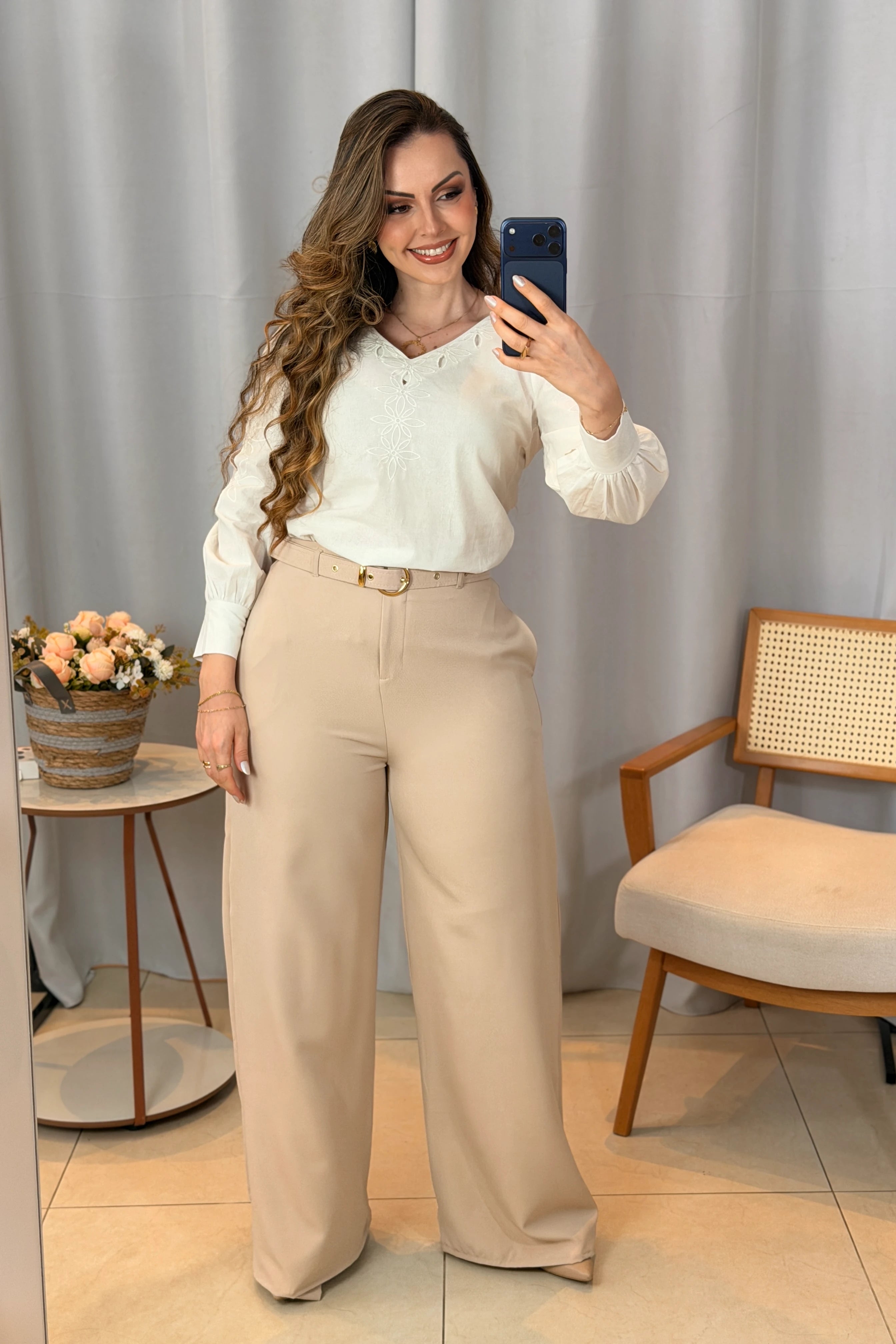 Conjunto: Blusa Manga Longa Decote em "V" em Cotton e Detalhes Vazados Melina Branca + Calça Pantalona em Alfaiataria com Cinto Encapado Cinthia Creme