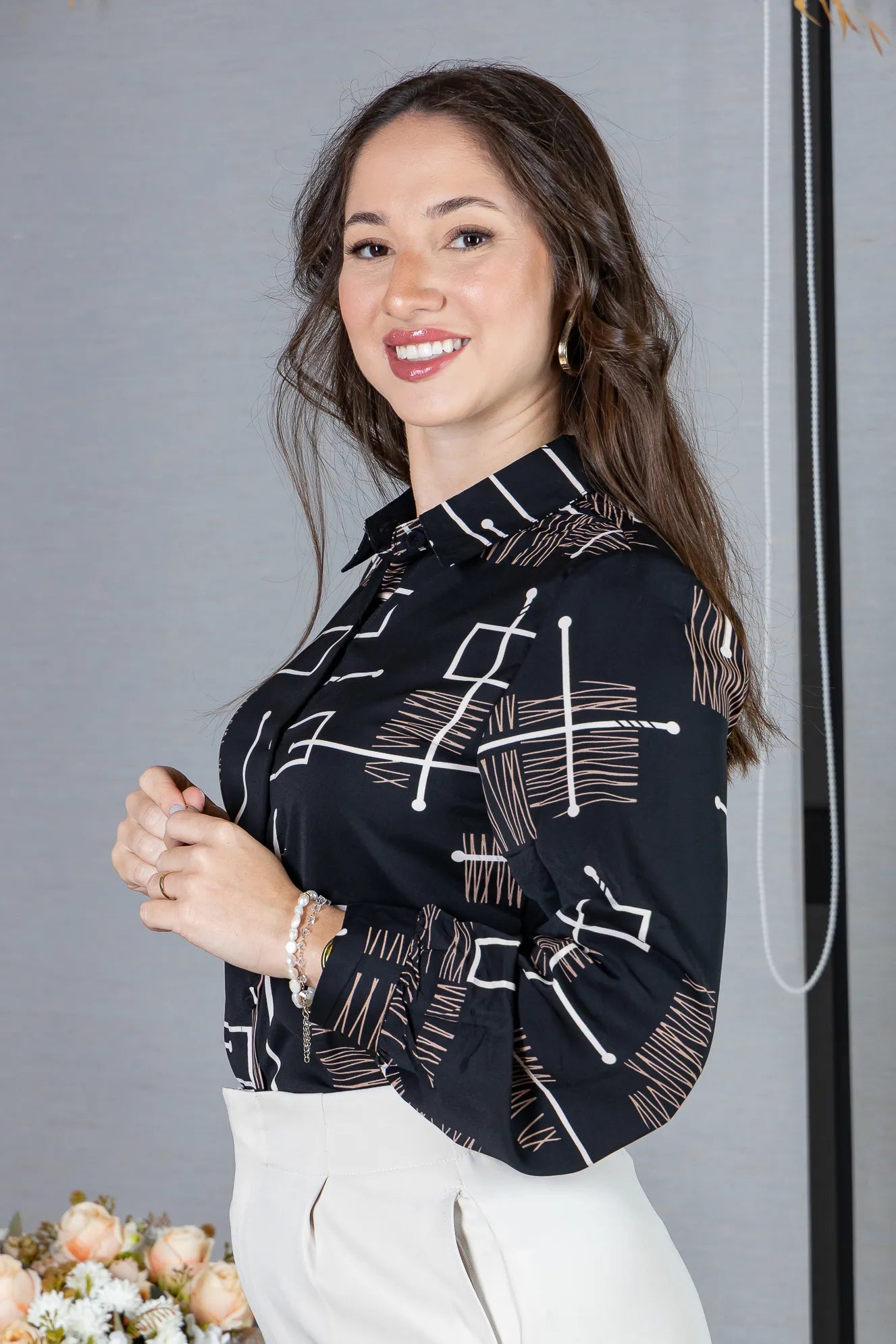 Camisa Manga Longa Crepe Classic Fecho em Botões Estampa Geométrica Sara Preta