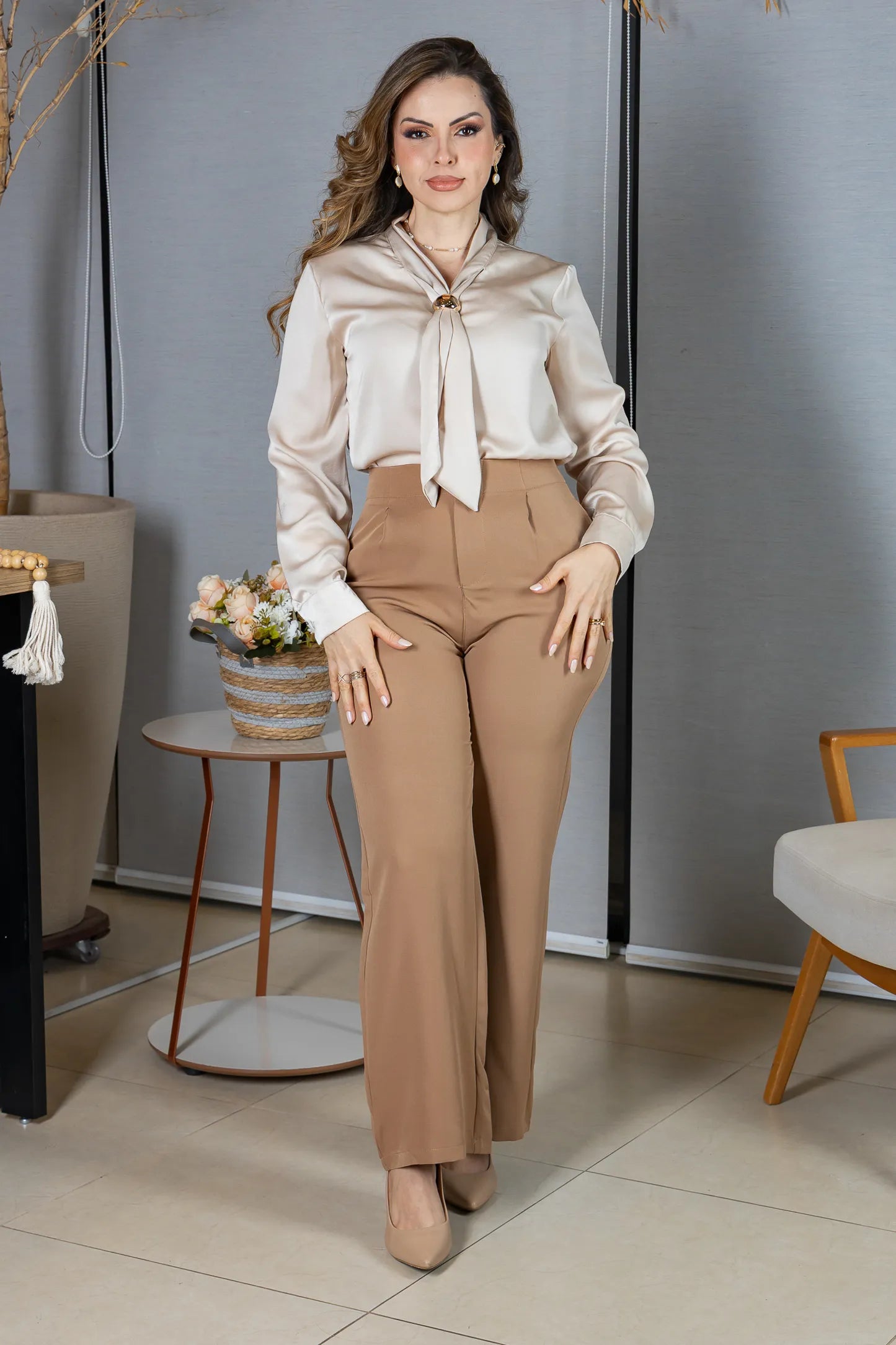 Blusa Manga Longa em Poli Silk com Broche Dourado Lara Creme