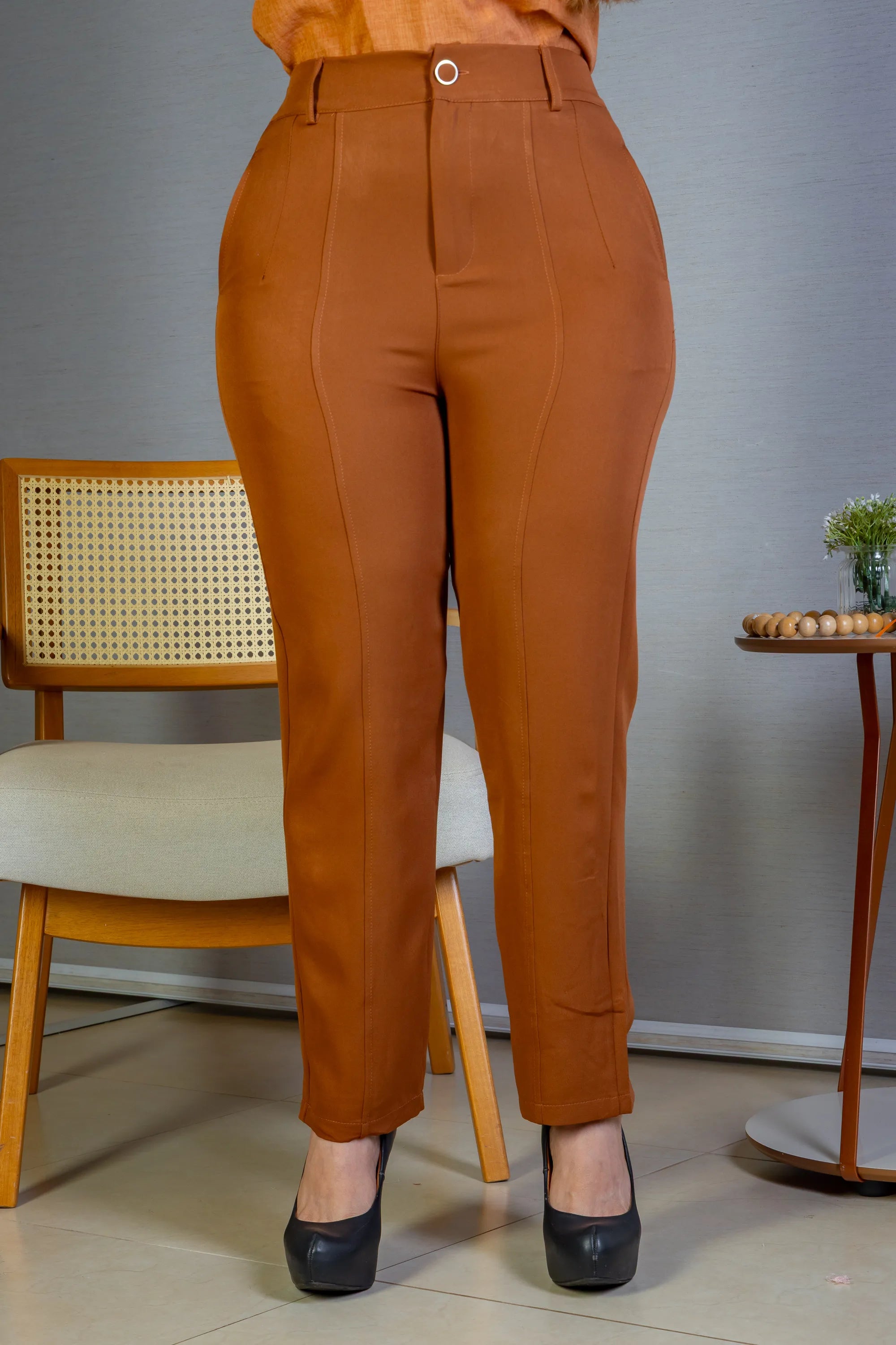 Calça Corte Reto Detalhe Botão Encapado Em Crepe Milano Maria Marrom