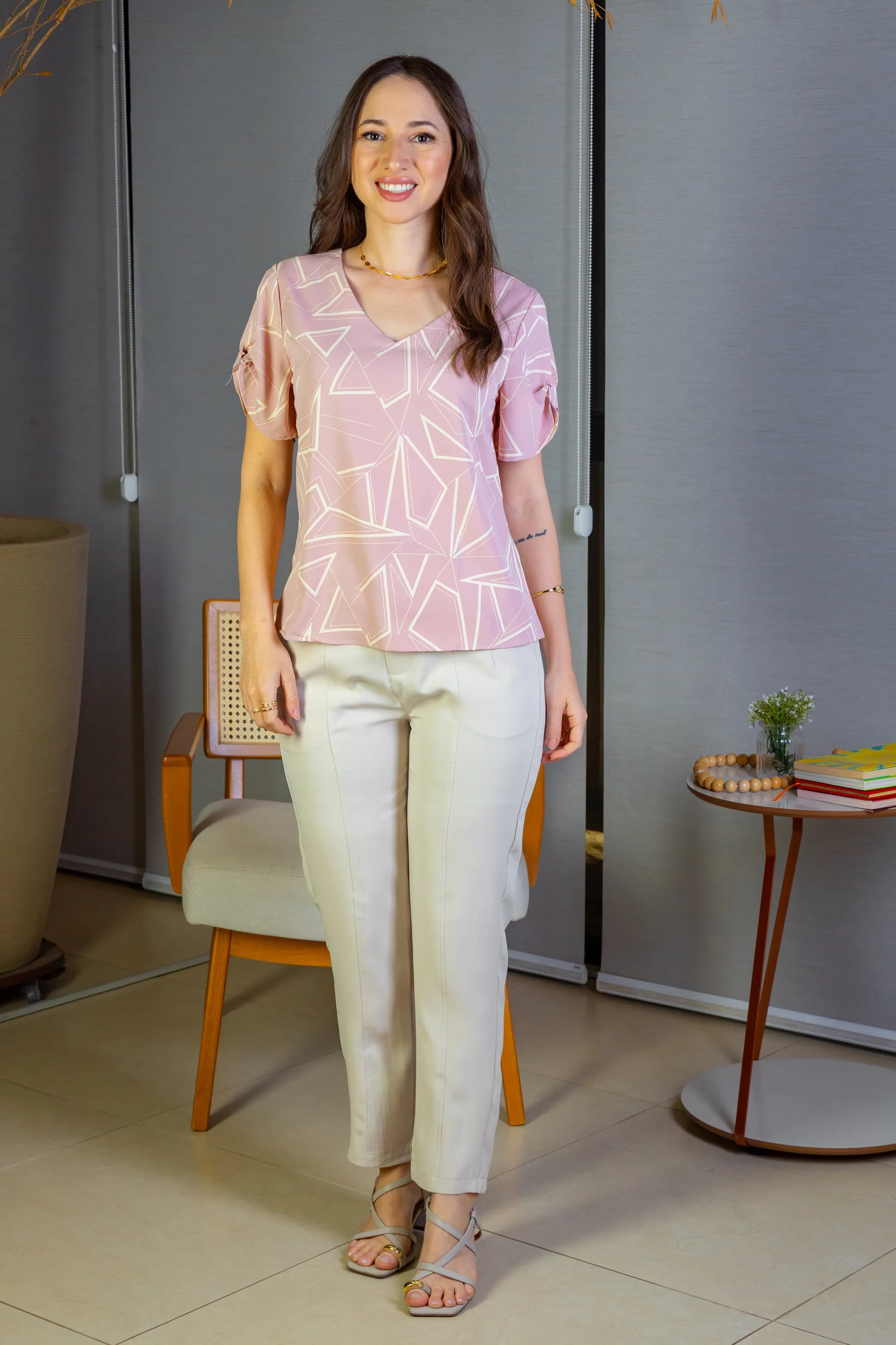 Blusa Manga Curta Decote "V" Crepe Classic Margot Estampada Rosa