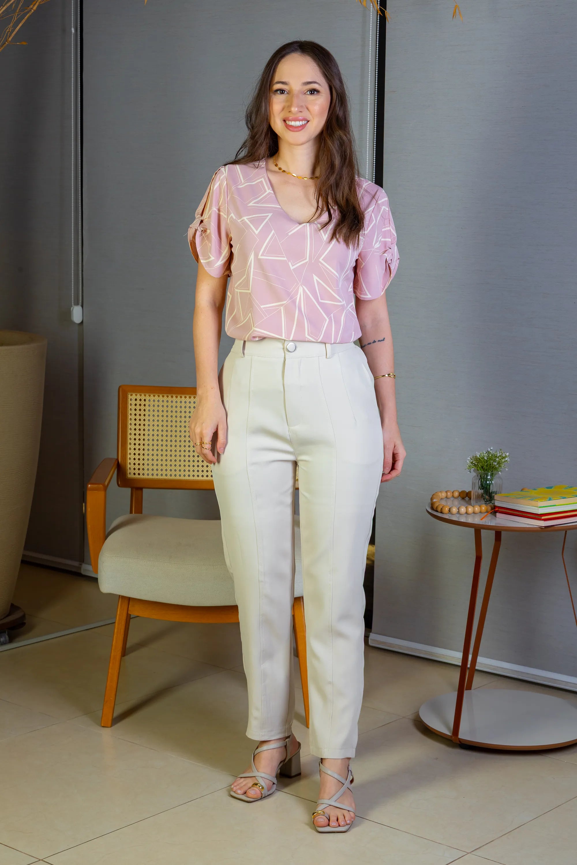Blusa Manga Curta Decote "V" Crepe Classic Margot Estampada Rosa