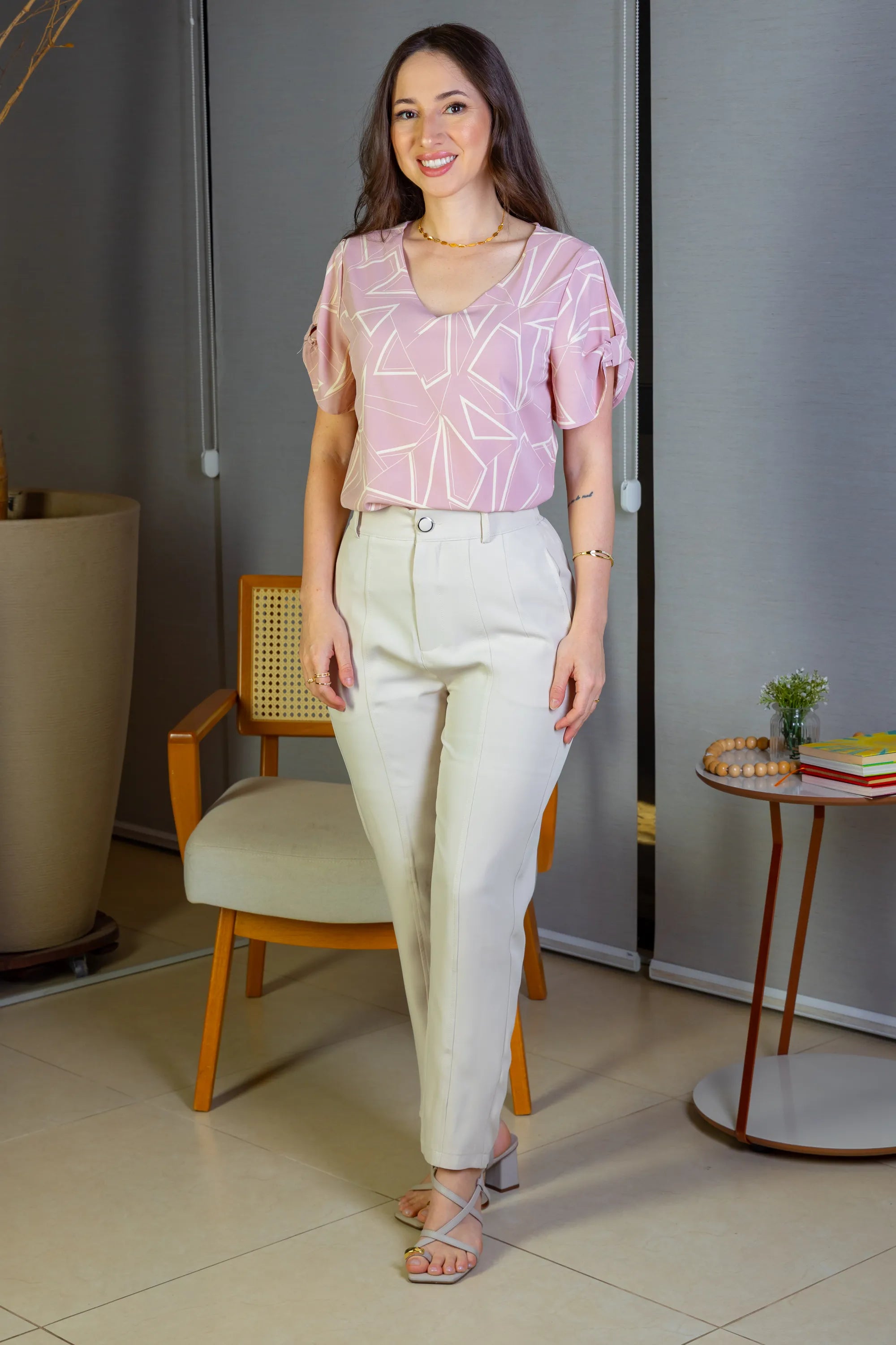 Blusa Manga Curta Decote "V" Crepe Classic Margot Estampada Rosa