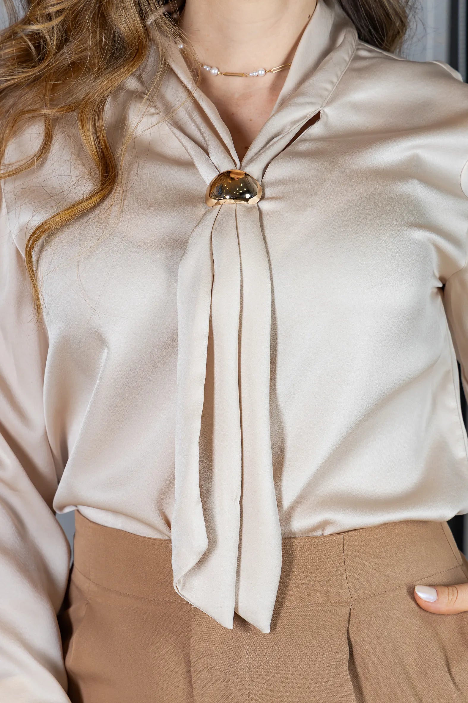 Blusa Manga Longa em Poli Silk com Broche Dourado Lara Creme