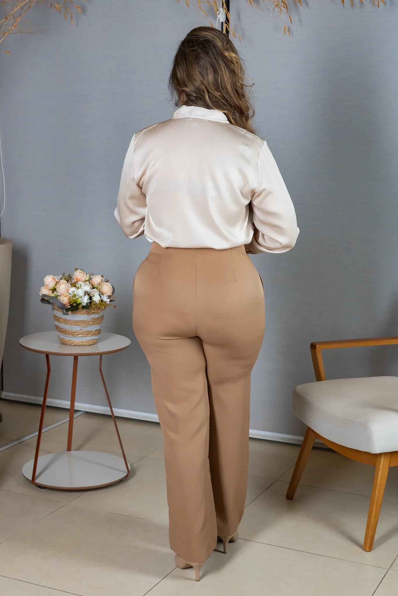 Blusa Manga Longa em Poli Silk com Broche Dourado Lara Creme