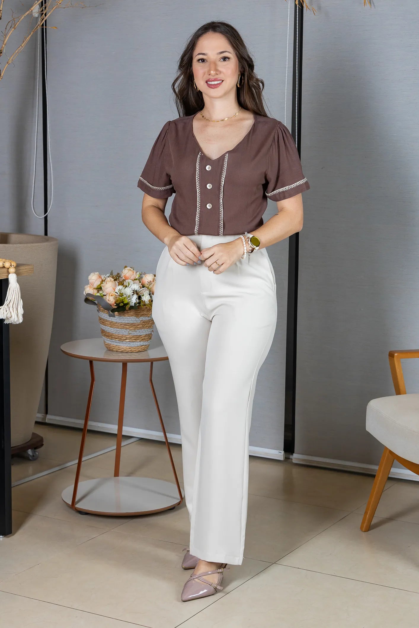 Blusa Manga Curta Visco-Linho Decote em "V" com Botões e Ponto Contrastante Maxine Marrom