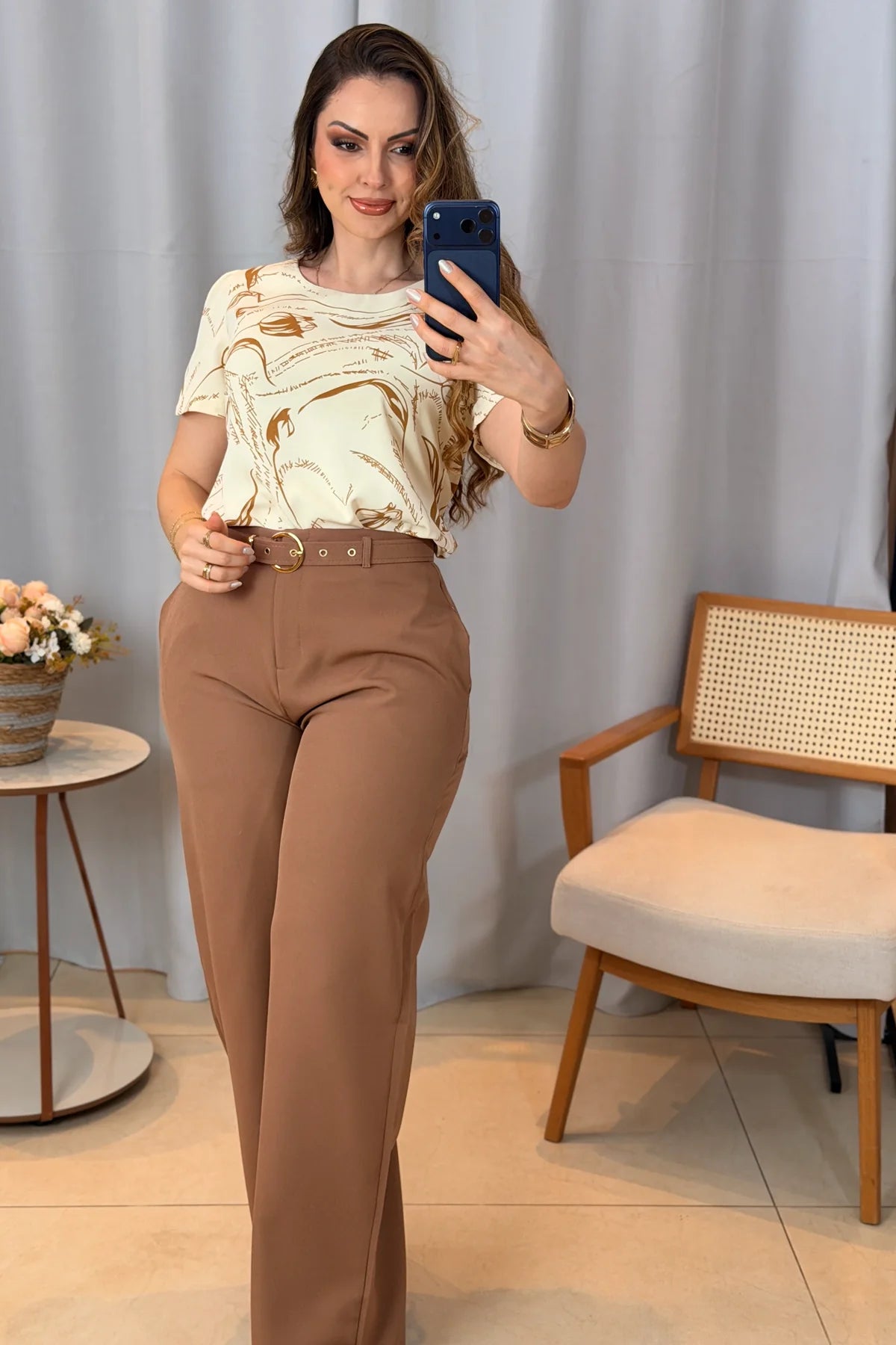 Conjunto: Blusa Manga Curta com Detalhe em Botão Crepe Classic Estampada Jade Bege + Calça Pantalona em Alfaiataria com Cinto Encapado Cinthia Marrom Claro