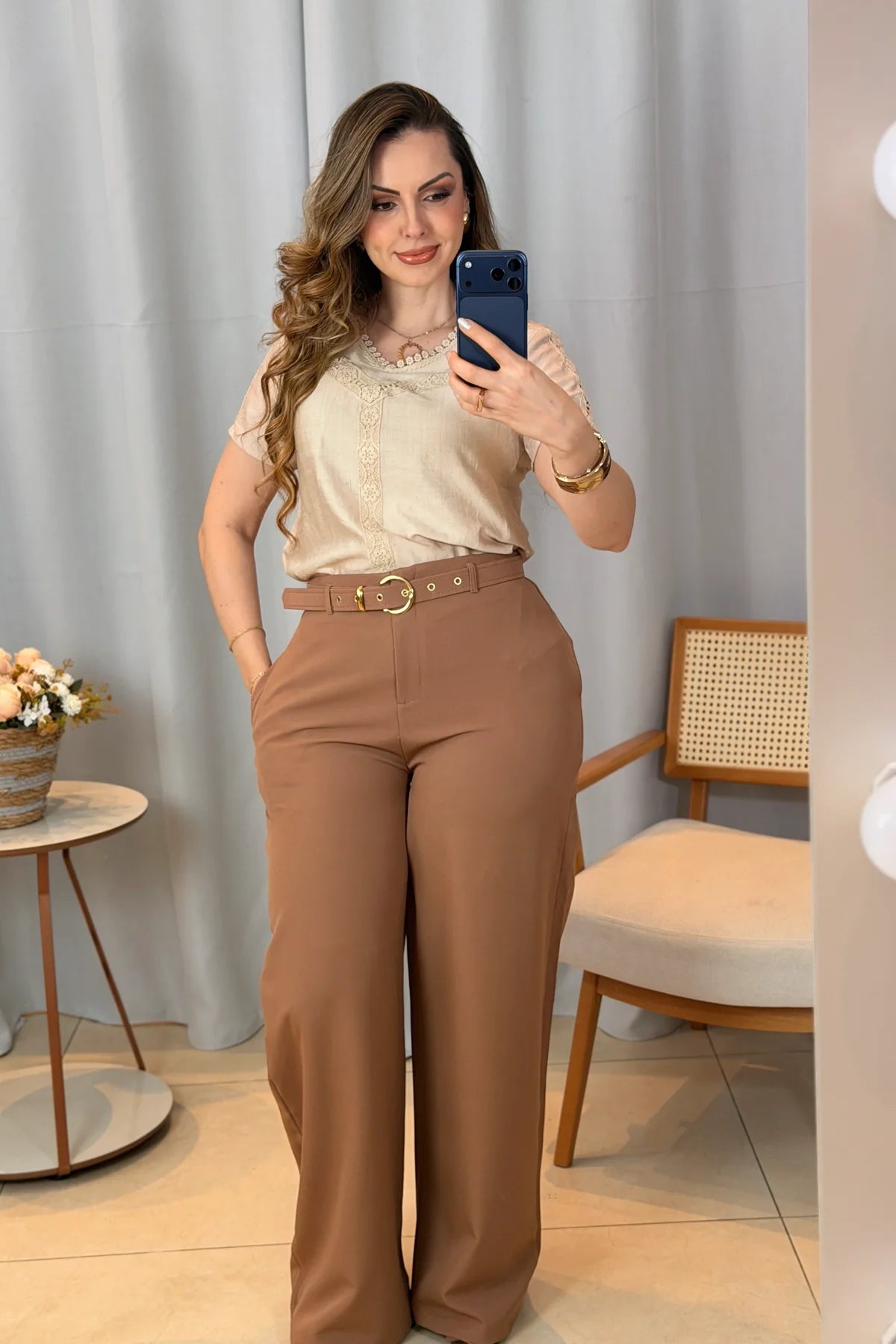Conjunto: Blusa Manga Curta Decote em "V" em Visco Brise com Detalhes Bordados Thais Bege + Calça Pantalona em Alfaiataria com Cinto Encapado Cinthia Marrom Claro