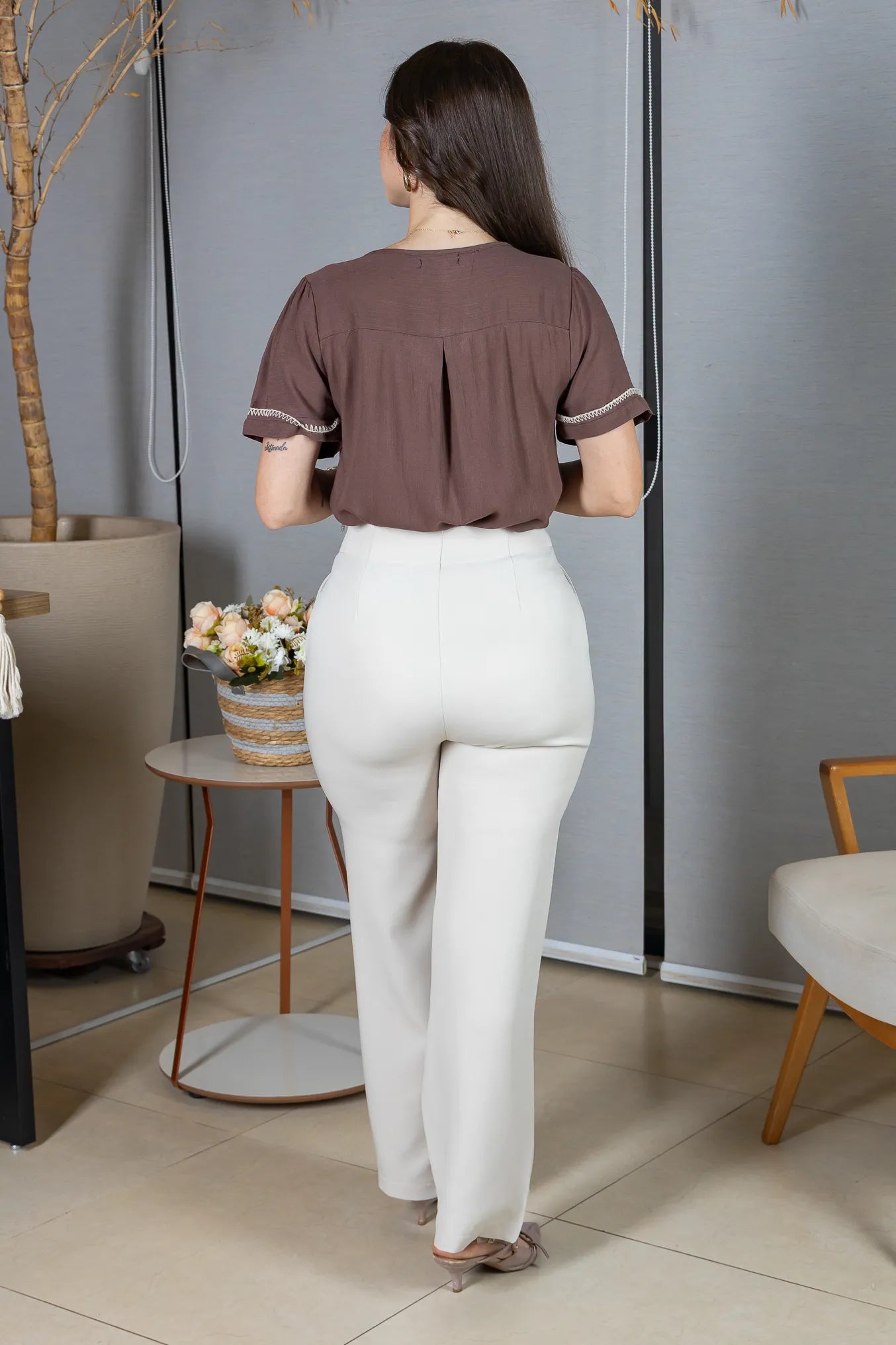 Blusa Manga Curta Visco-Linho Decote em "V" com Botões e Ponto Contrastante Maxine Marrom