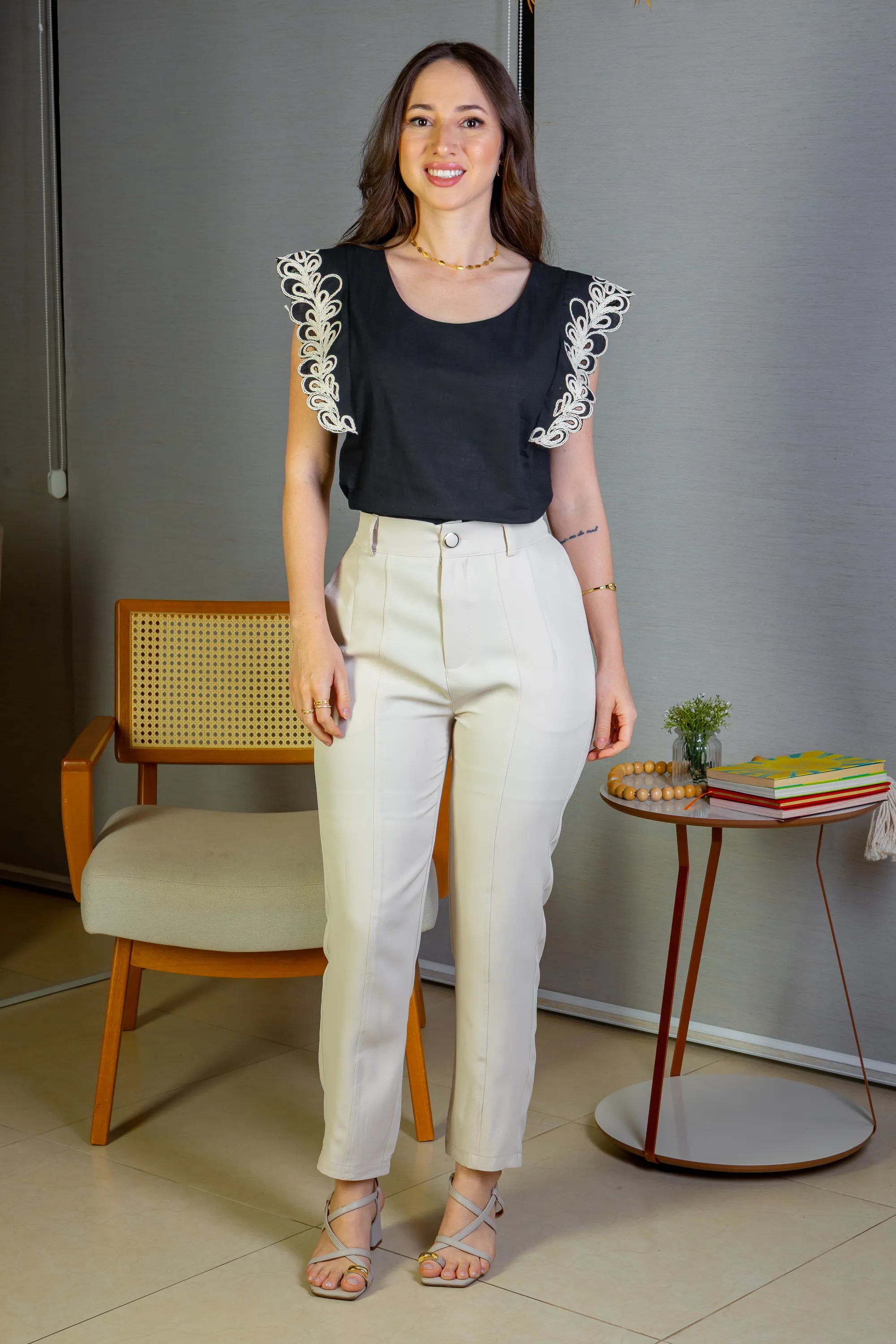 Blusa Regata Detalhe Bordado Em Visco Comfort Juliane Preta