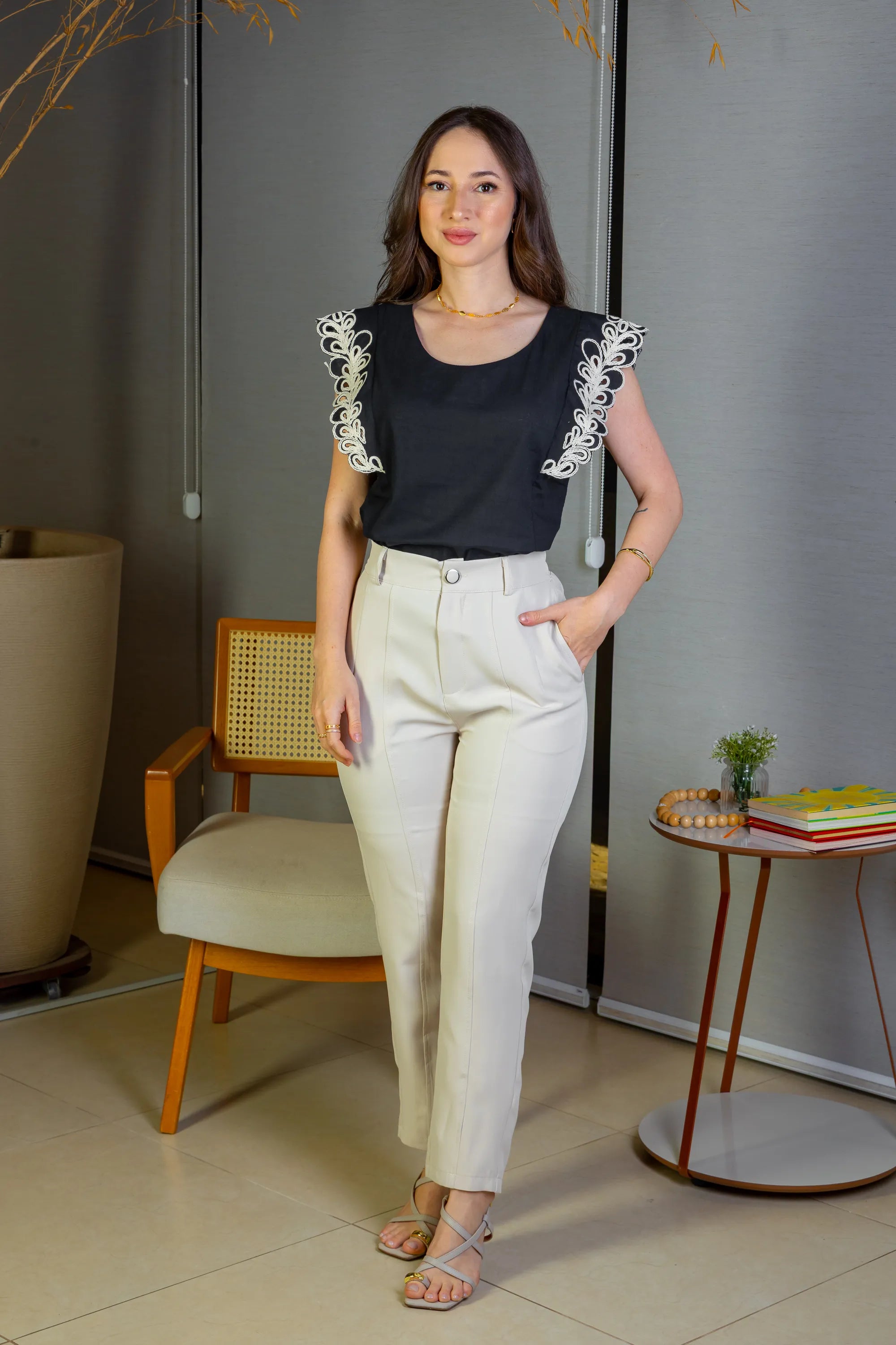 Blusa Regata Detalhe Bordado Em Visco Comfort Juliane Preta