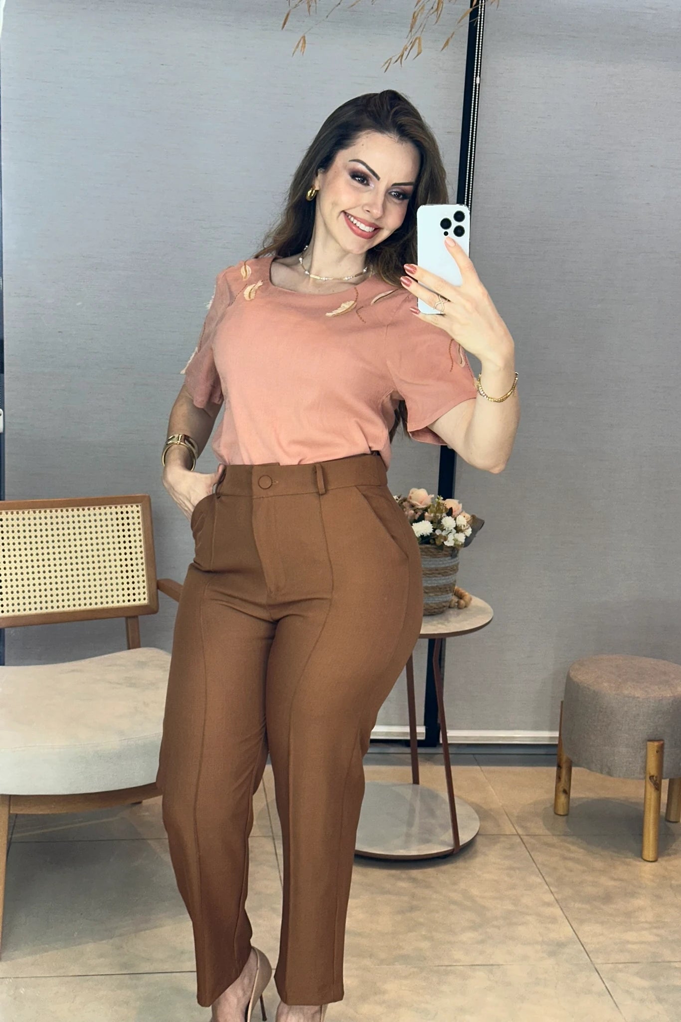 Conjunto: Blusa Manga Curta Visco Linen Detalhes em Bordado Amélia Rosê + Calça em Alfaiataria Corte Reto com Friso e Botão Encapado Silvia Marrom Caramelo