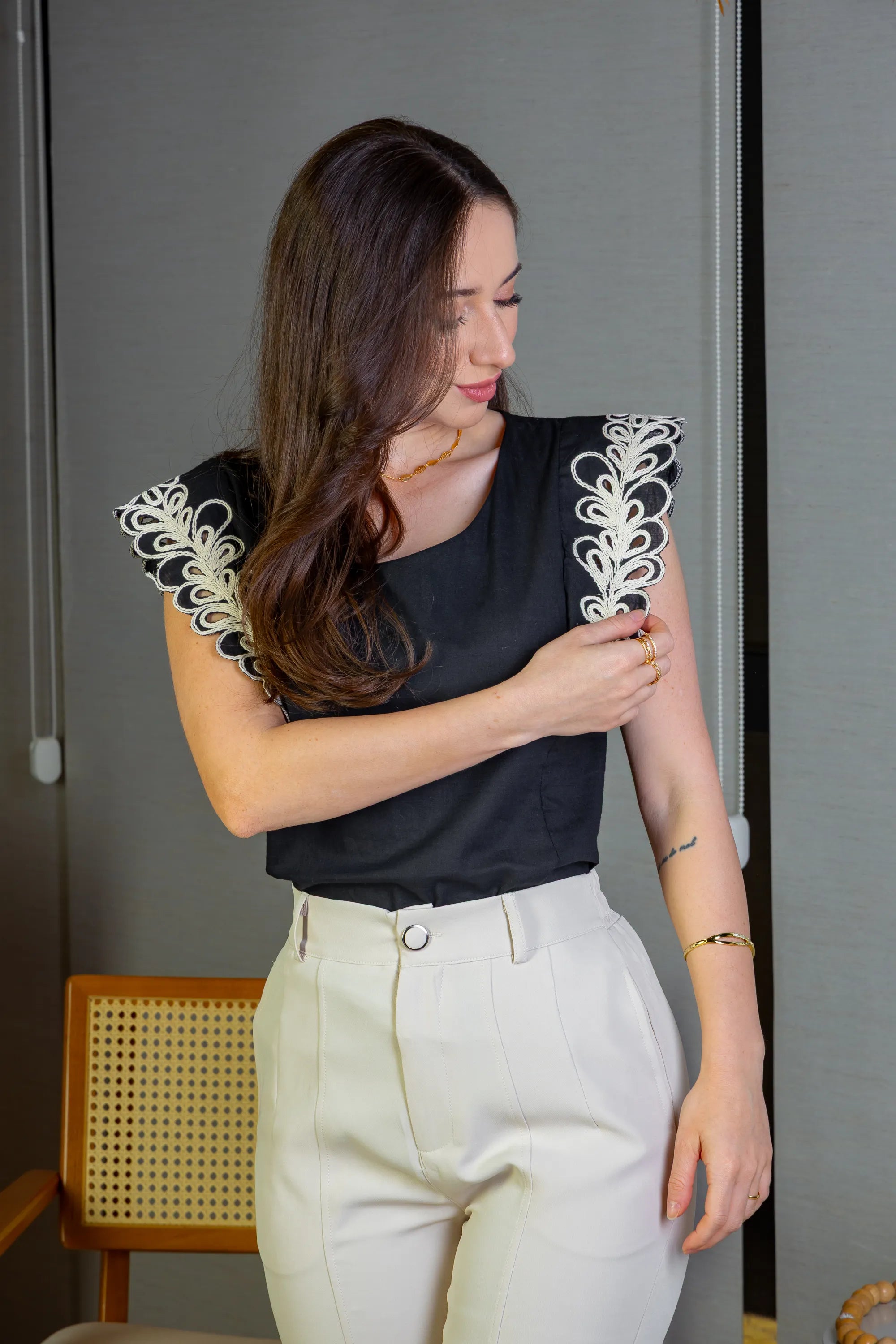 Blusa Regata Detalhe Bordado Em Visco Comfort Juliane Preta