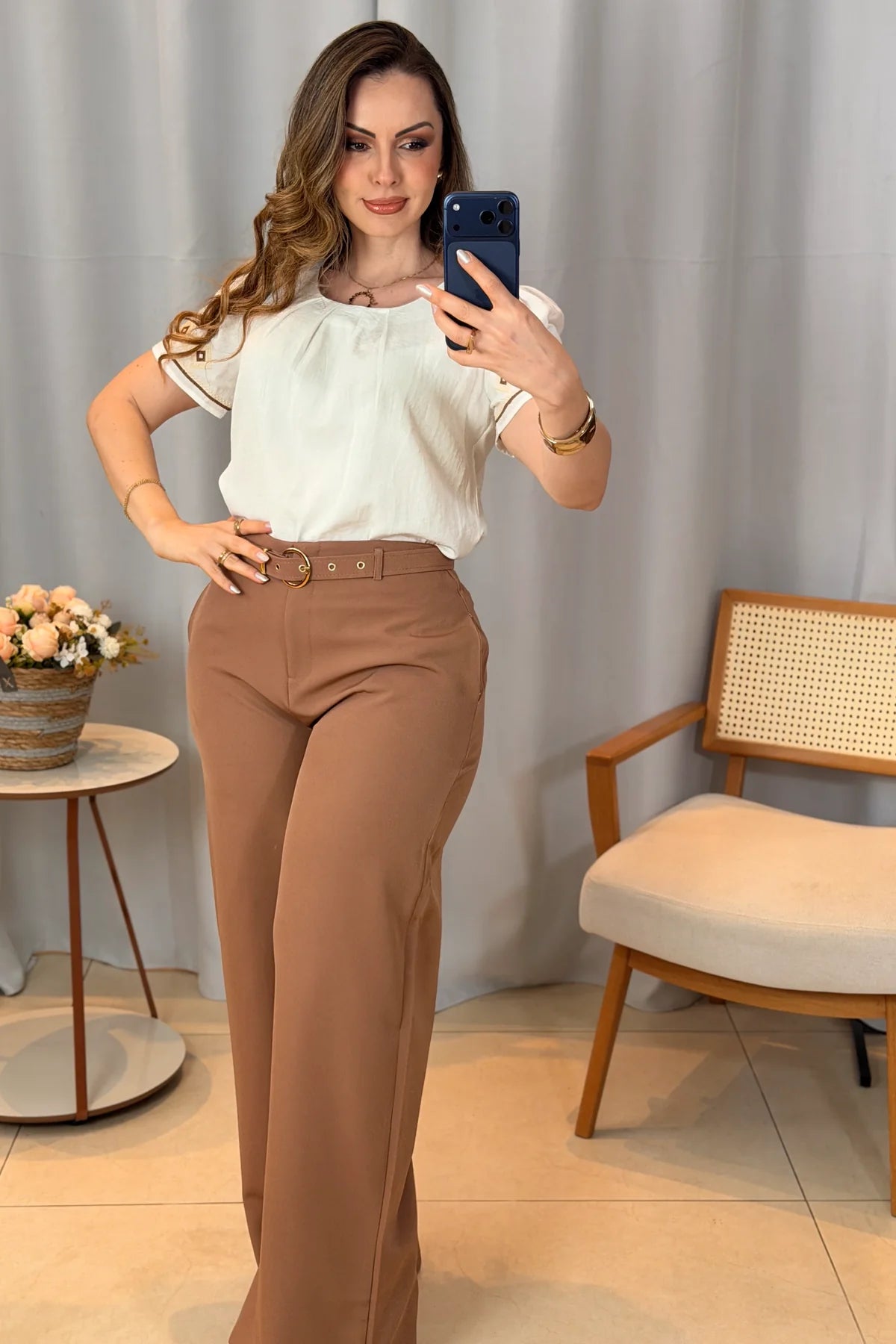 Conjunto: Blusa Manga Curta em Visco Soft com Bordado Geométrico e Colo em Pregas Cássia Branca + Calça Pantalona em Alfaiataria com Cinto Encapado Cinthia Marrom Claro