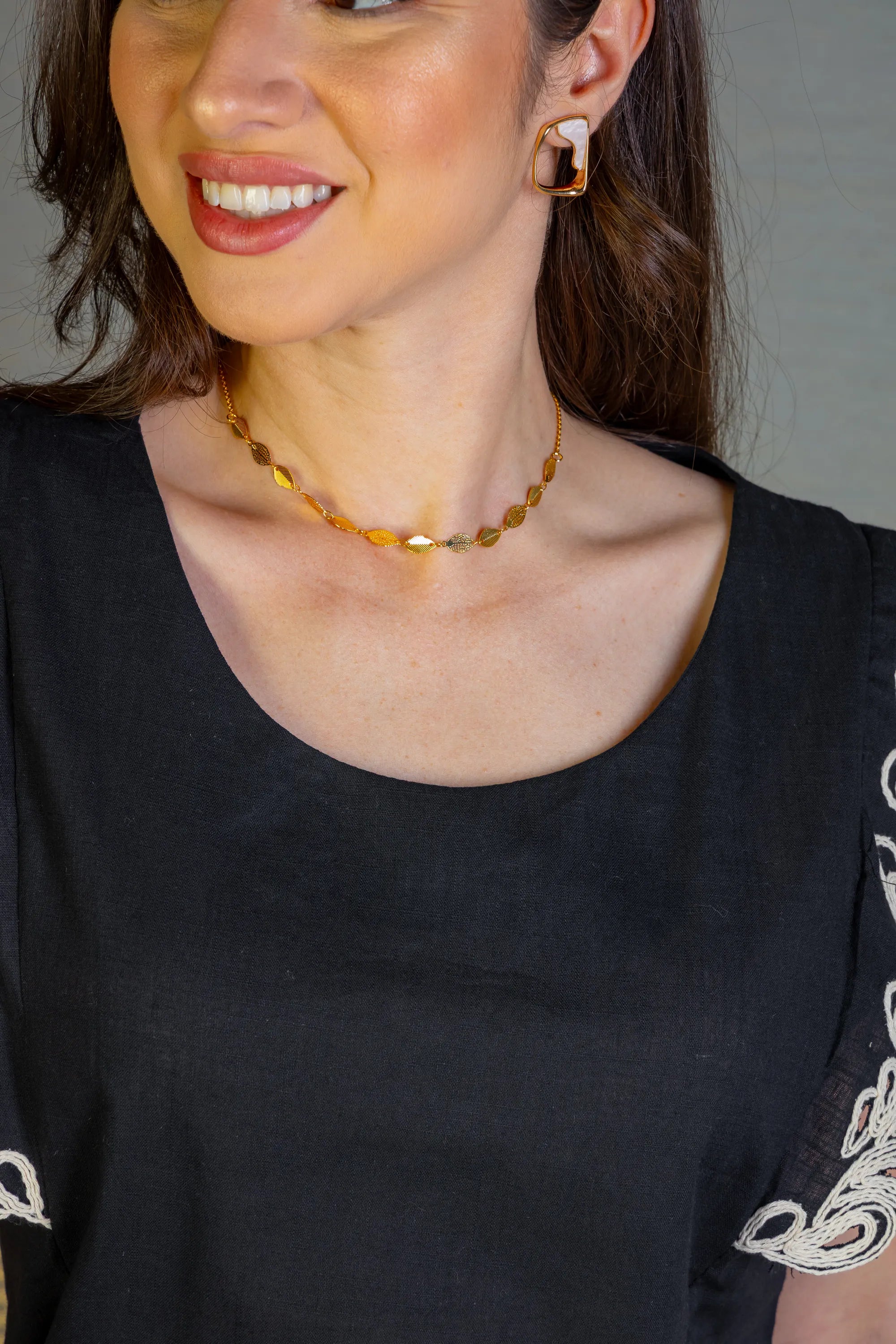 Blusa Regata Detalhe Bordado Em Visco Comfort Juliane Preta