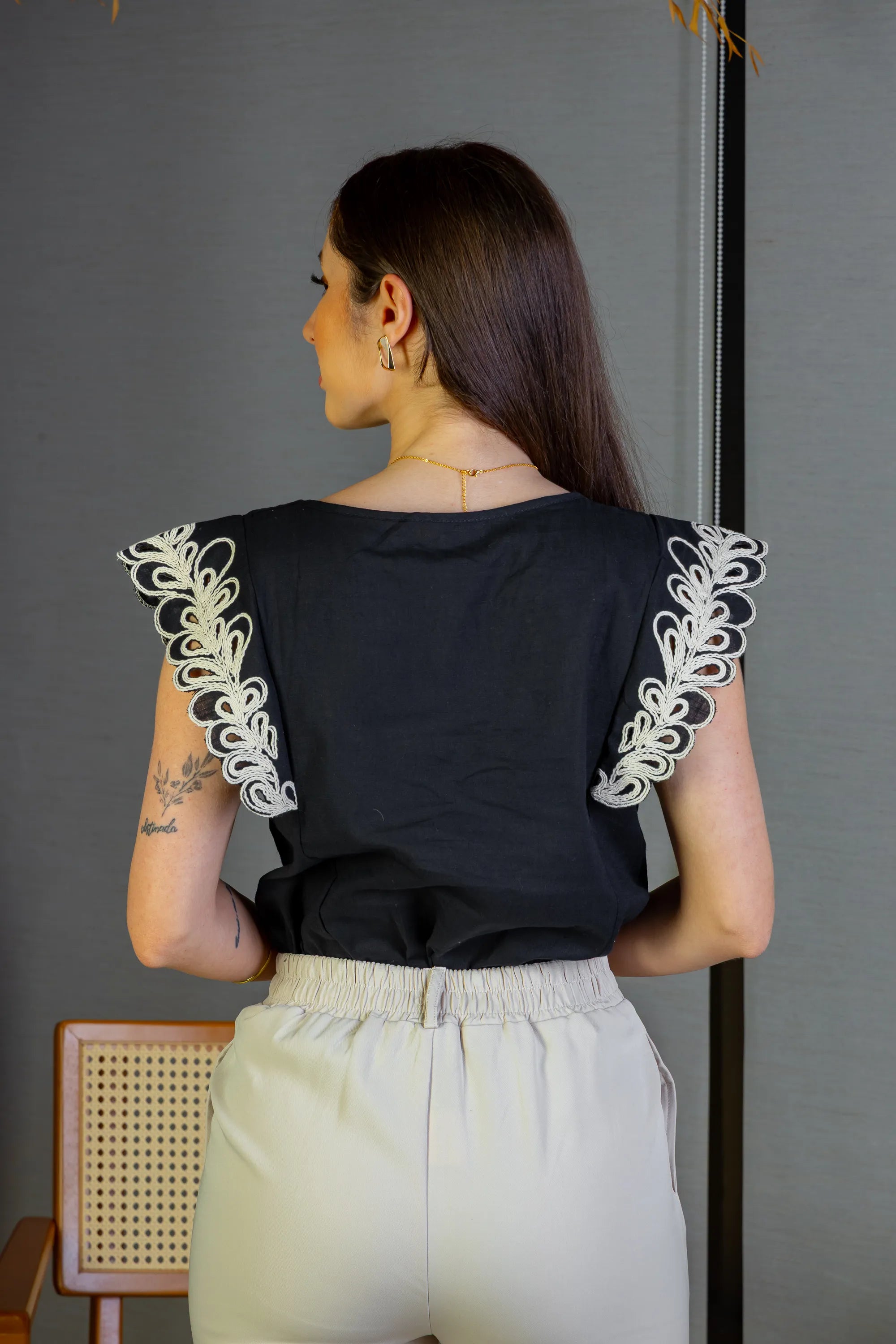 Blusa Regata Detalhe Bordado Em Visco Comfort Juliane Preta