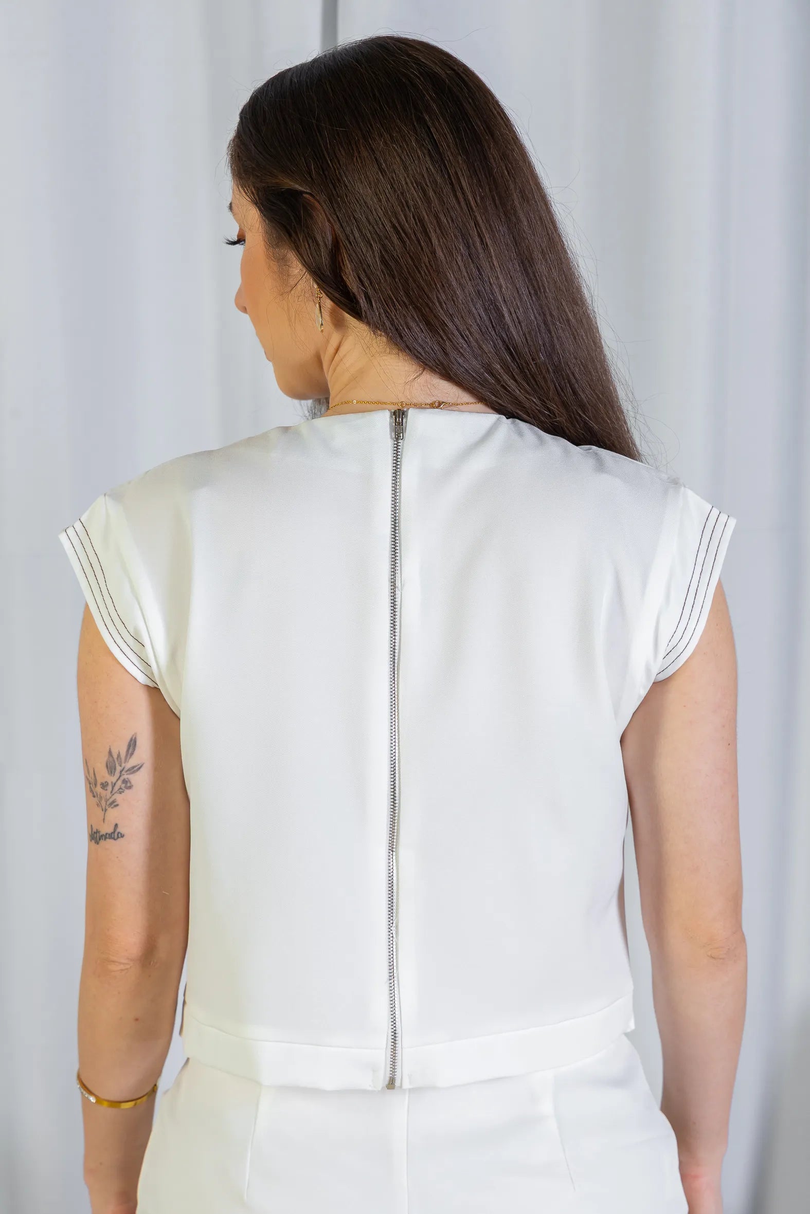 Blusa Manga Curta Detalhe Zíper Urban Fit Sabrina Sato Branca