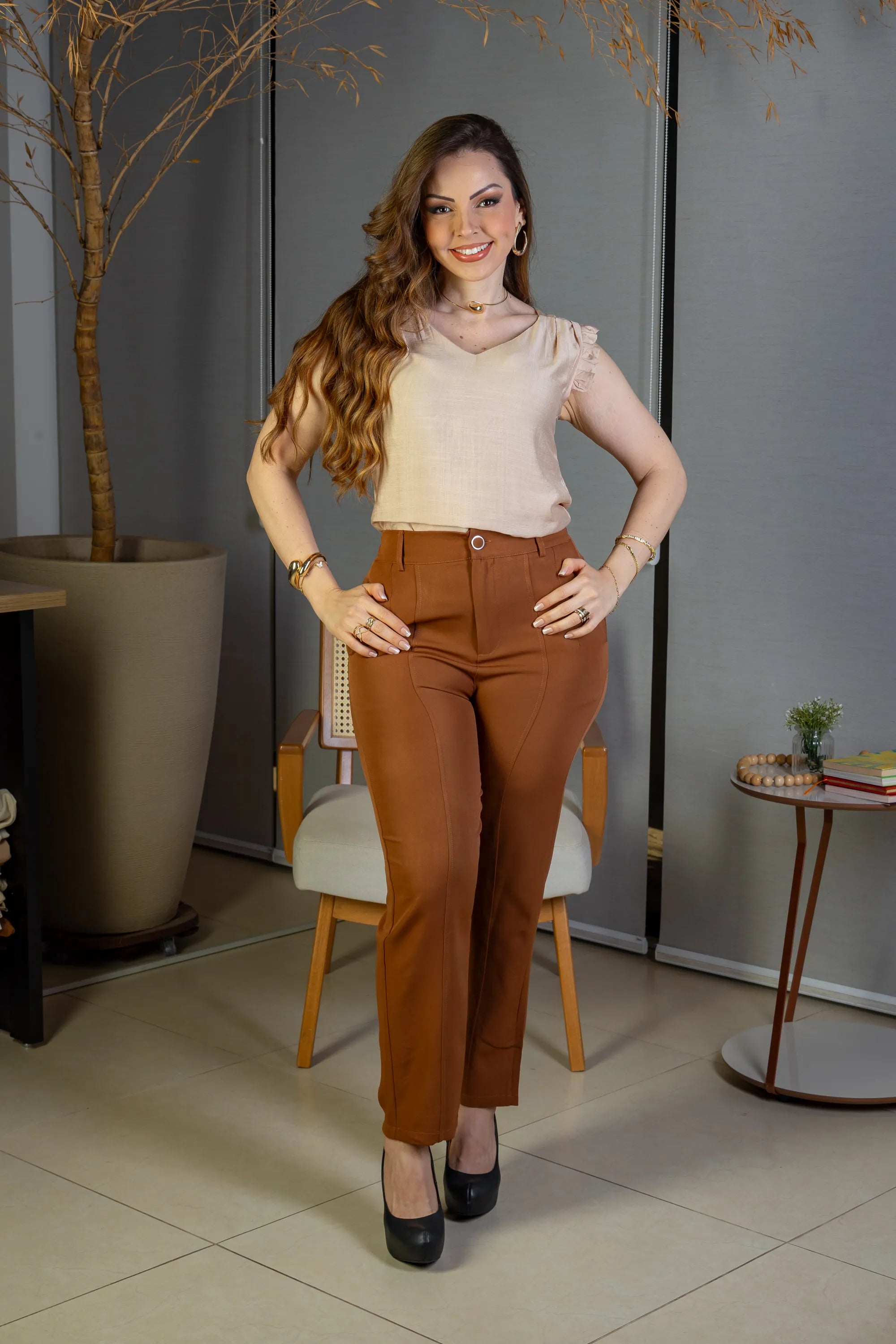 Blusa Regata Babados Decote "V" Em Viscolisse Joice Bege