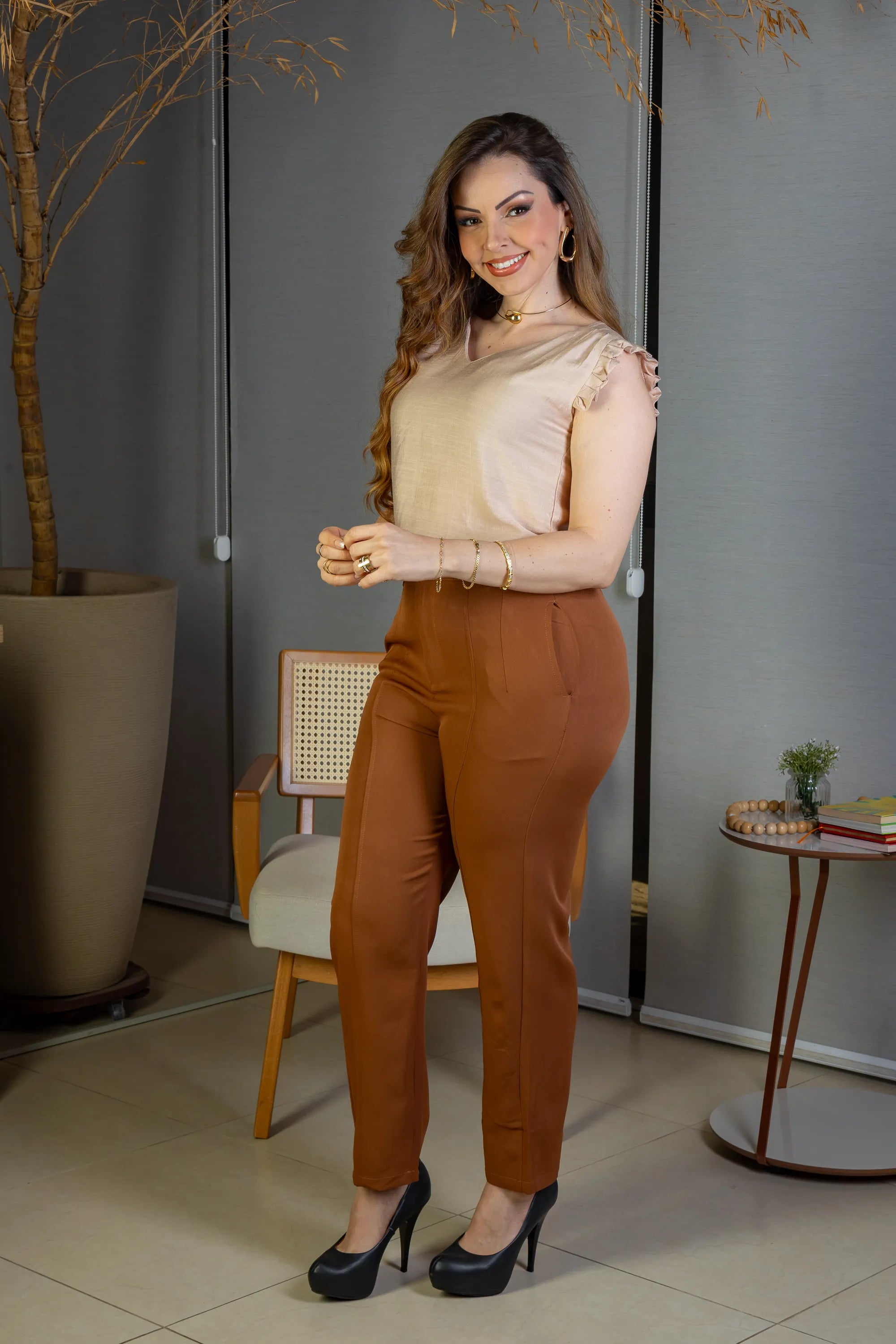 Blusa Regata Babados Decote "V" Em Viscolisse Joice Bege