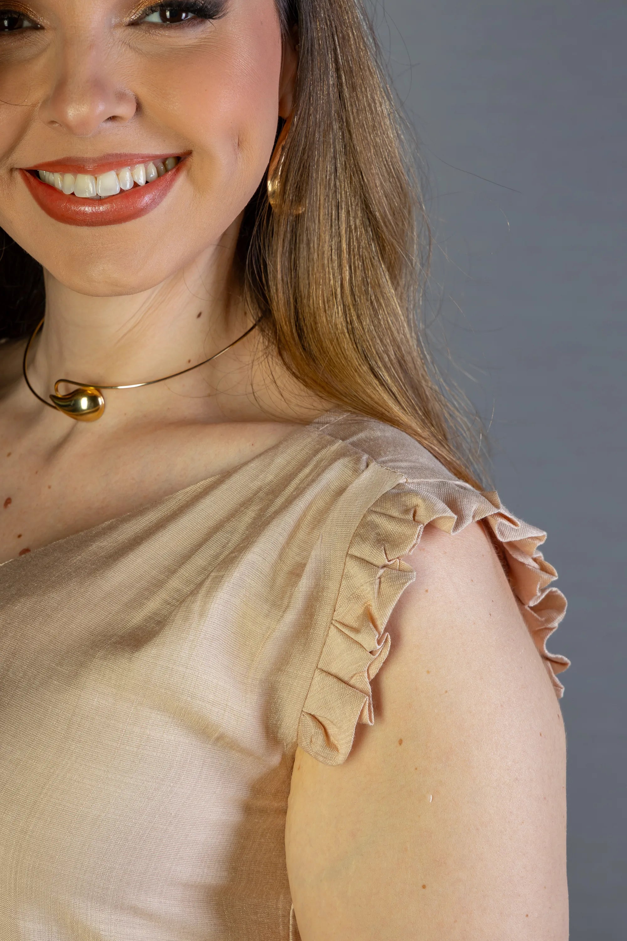 Blusa Regata Babados Decote "V" Em Viscolisse Joice Bege