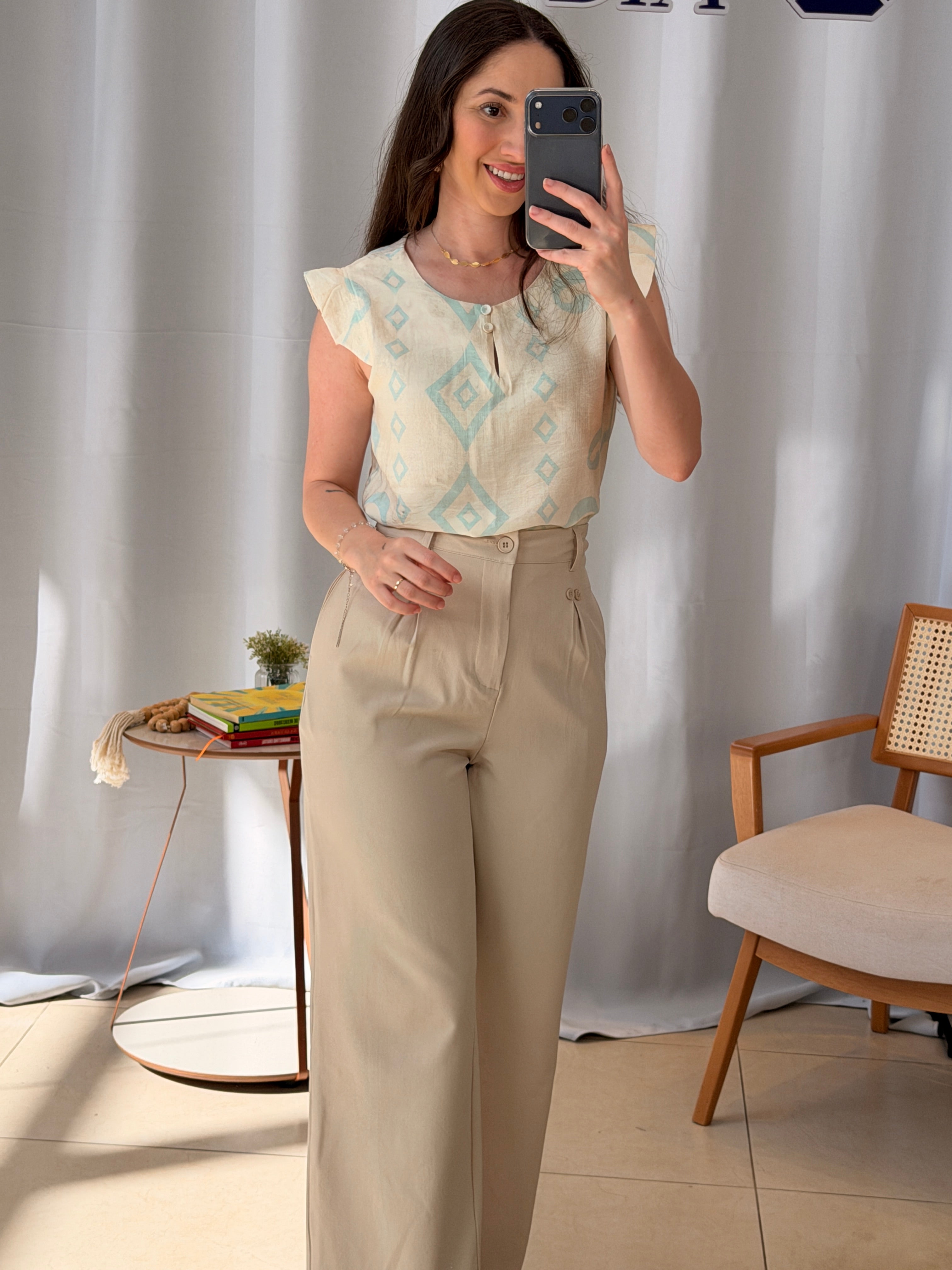 Conjunto: Blusa Regata Babados Sheila Visco Brise Estampada Azul Claro + Calça Pantalona Detalhe Botões Crepe Alfaiataria Larissa Bege