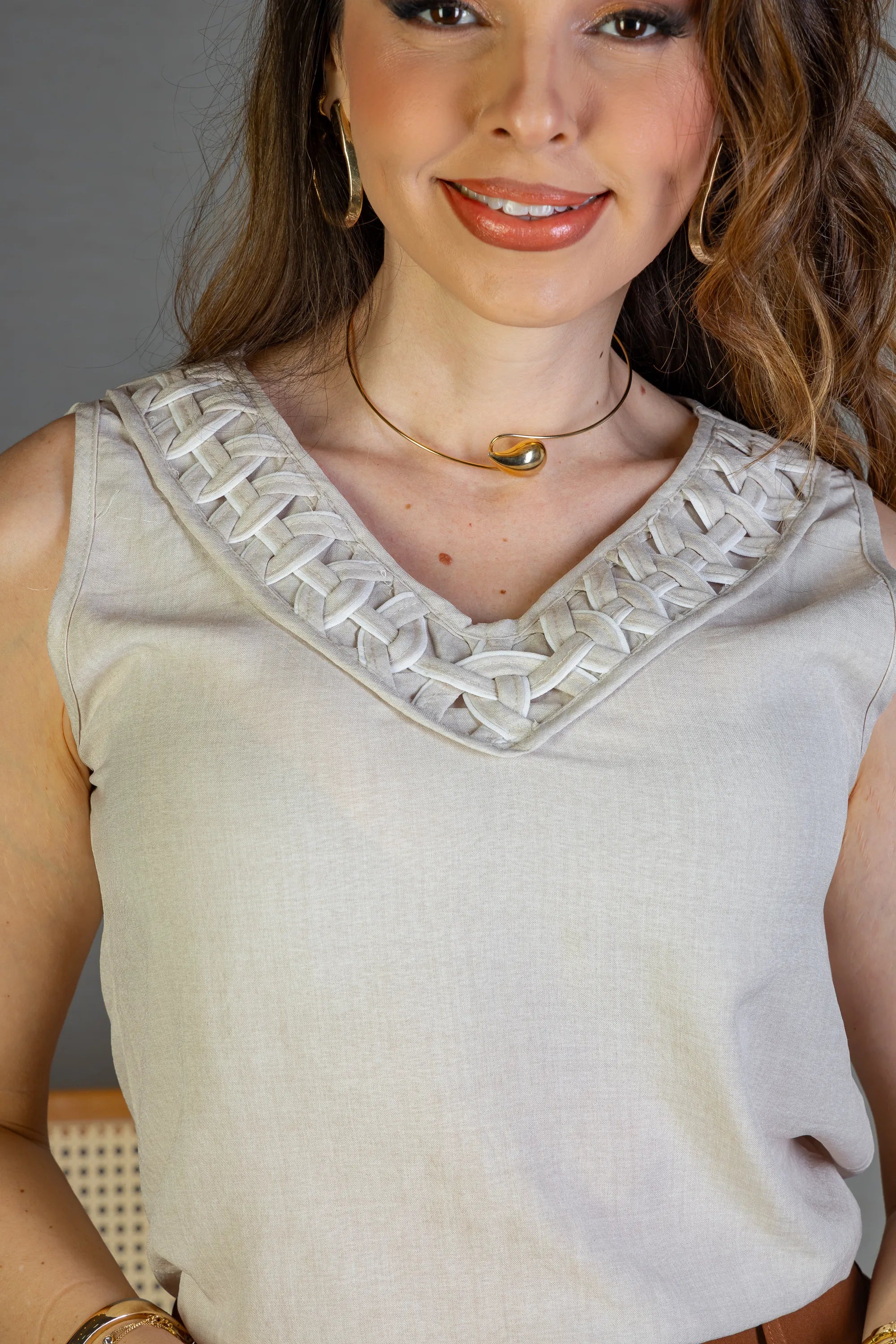 Blusa Regata Decote "V" Detalhe Trançado Em Visco Soft Liliane Bege