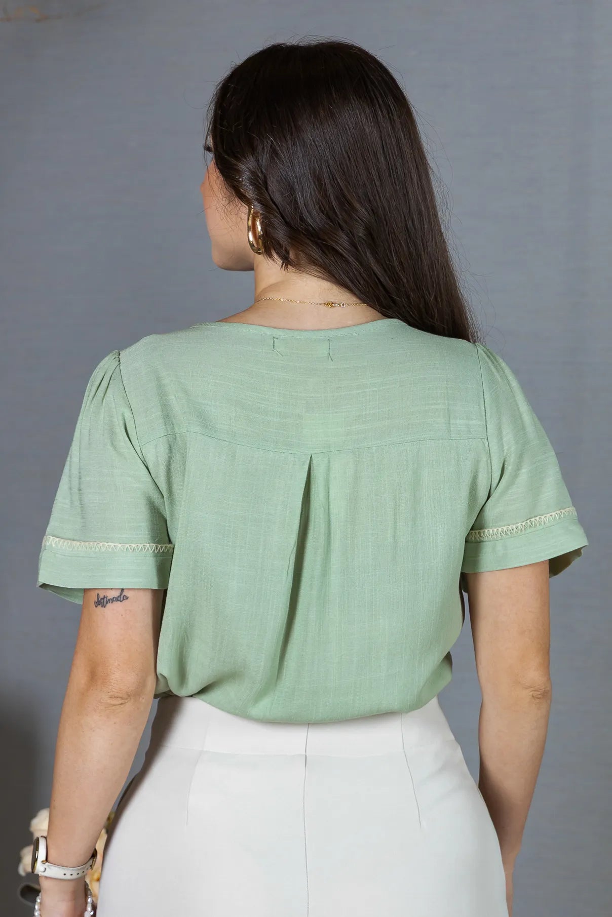 Blusa Manga Curta Visco-Linho Decote em "V" com Botões e Ponto Contrastante Maxine Verde