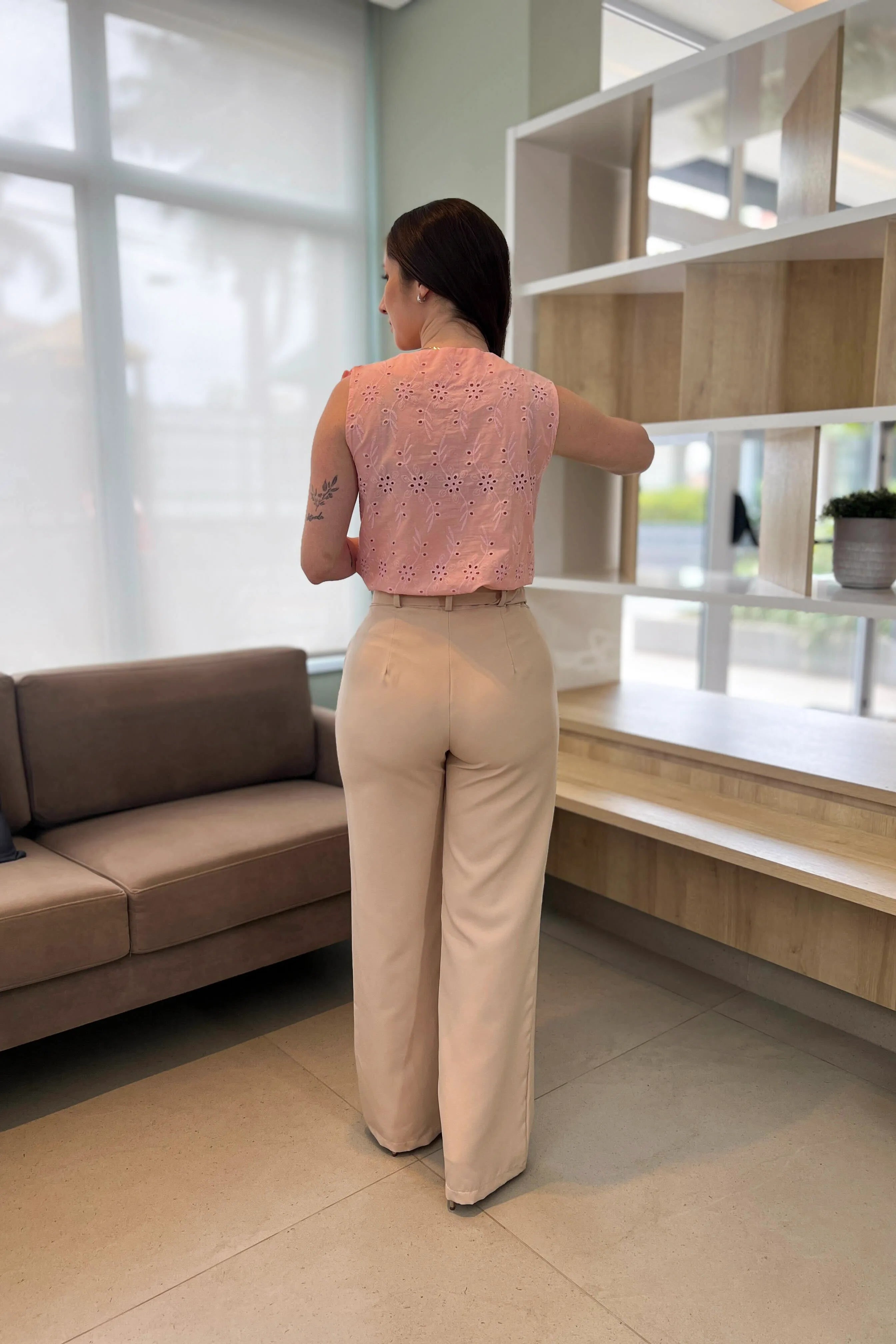 Conjunto: Blusa Em Laise Babados Manga Estefany Rosa + Calça Corte Reto Detalhe Cinto Priscila Bege