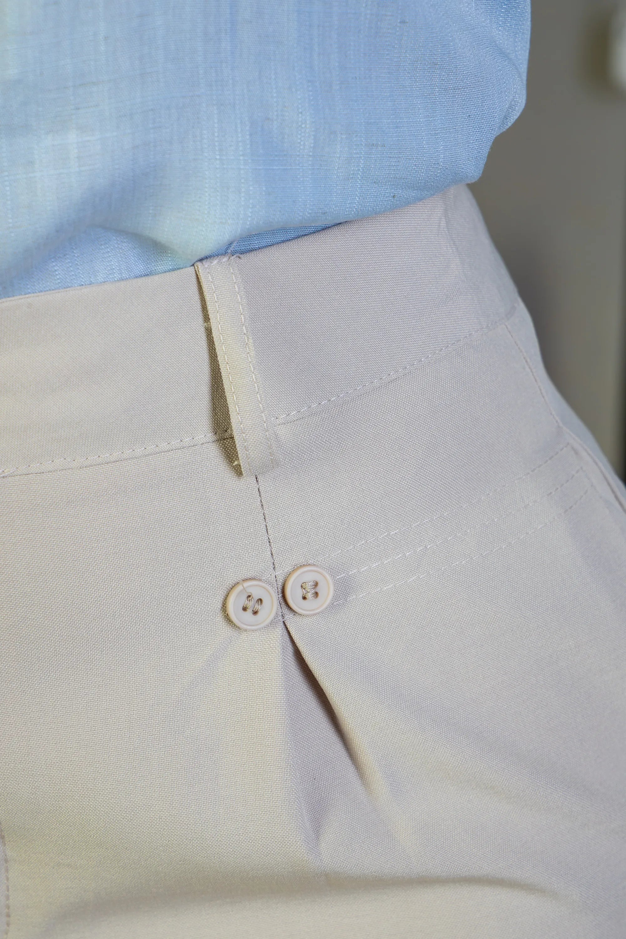 Calça Pantalona Detalhe Botões Crepe Alfaiataria Larissa Cinza