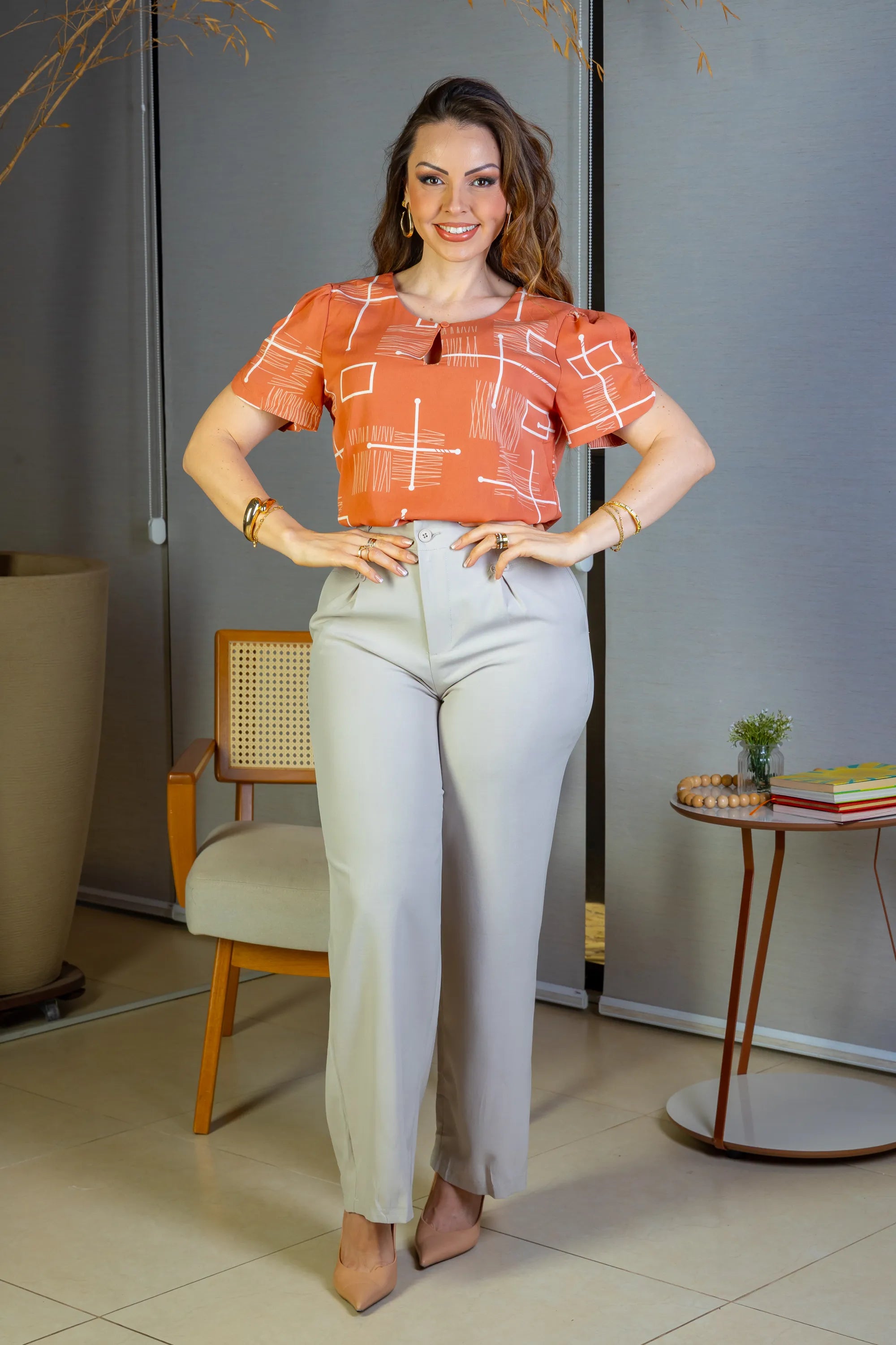Blusa Manga Curta Colo Detalhe Botão Crepe Classic Samara Estampada Terracota