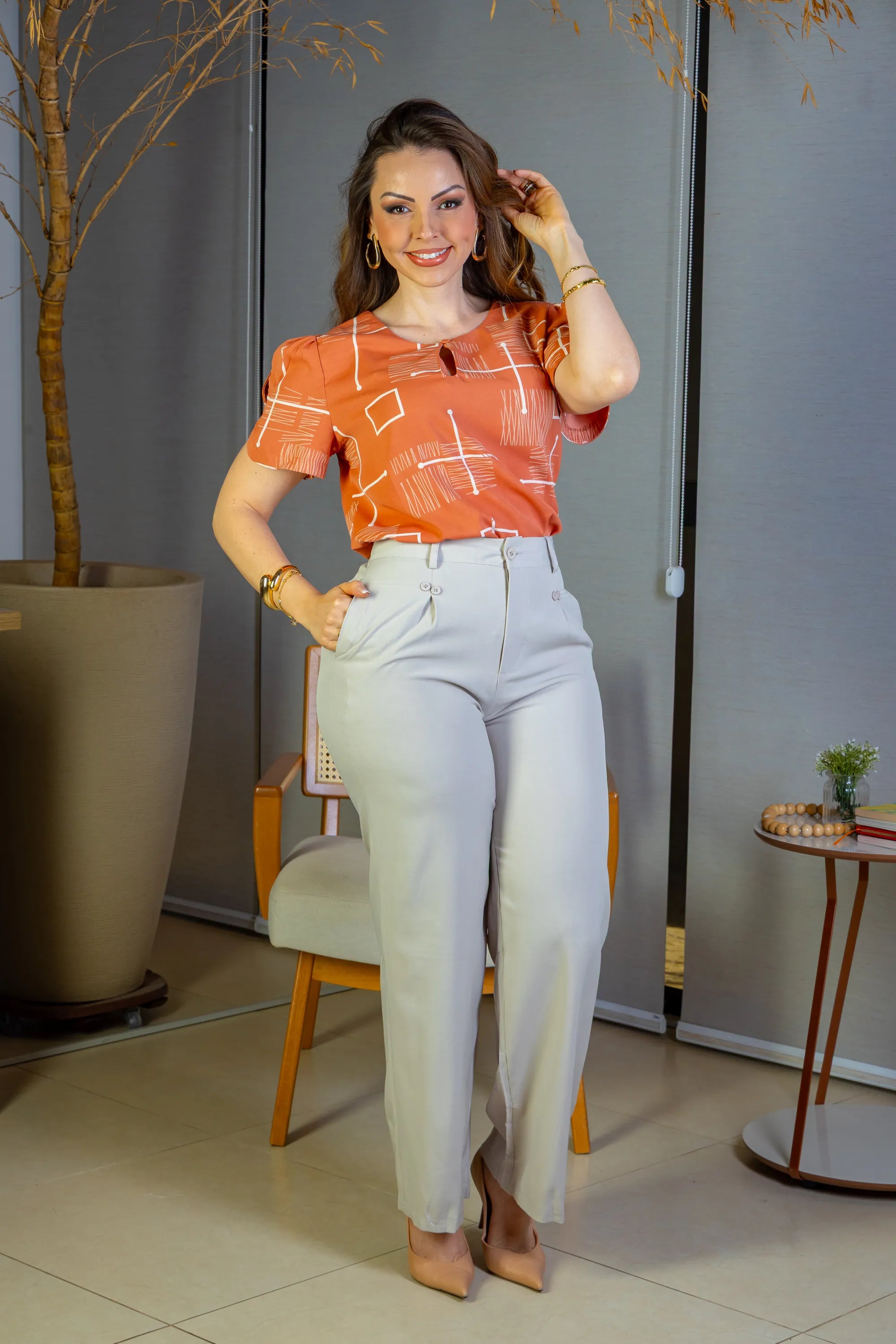 Blusa Manga Curta Colo Detalhe Botão Crepe Classic Samara Estampada Terracota