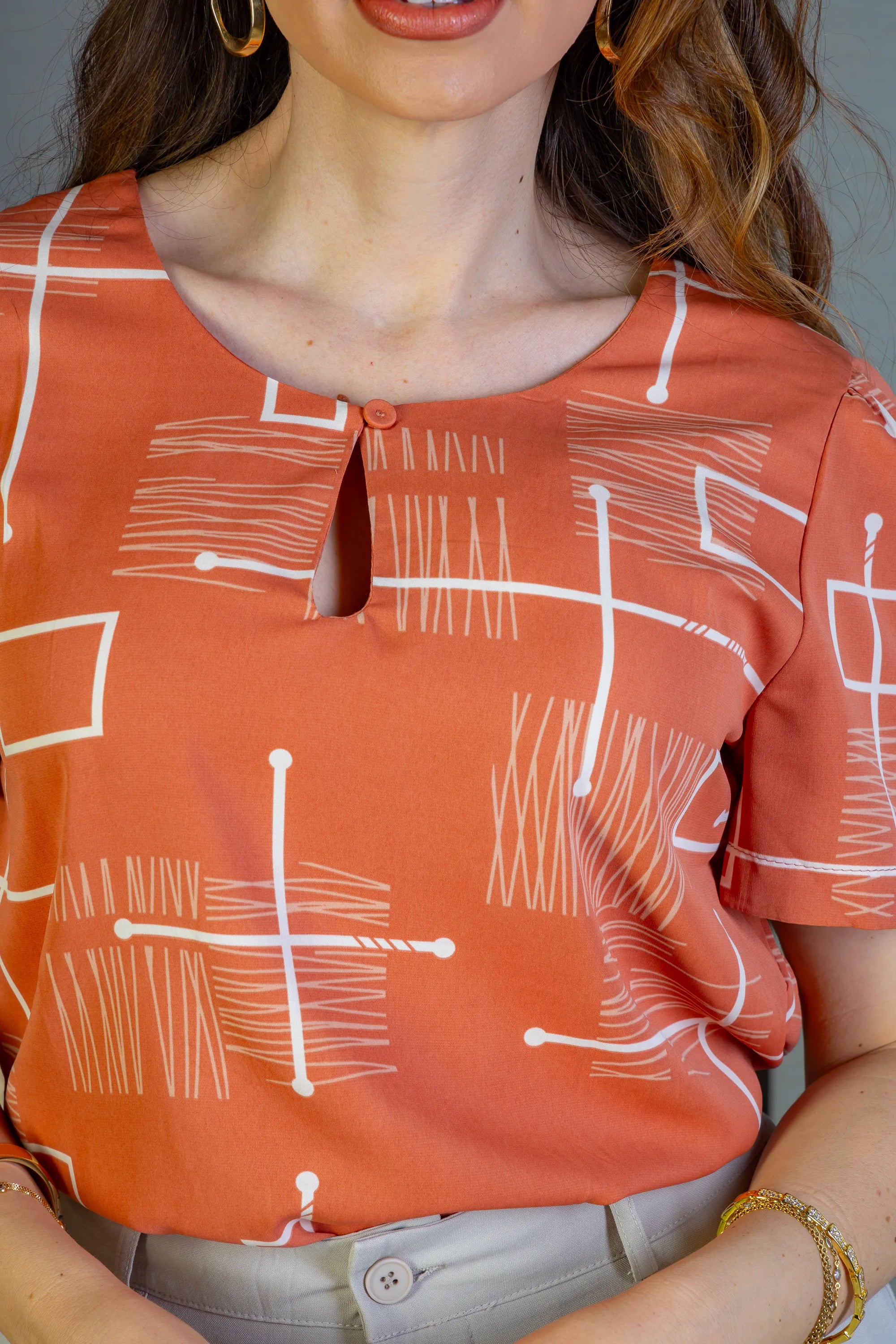 Blusa Manga Curta Colo Detalhe Botão Crepe Classic Samara Estampada Terracota